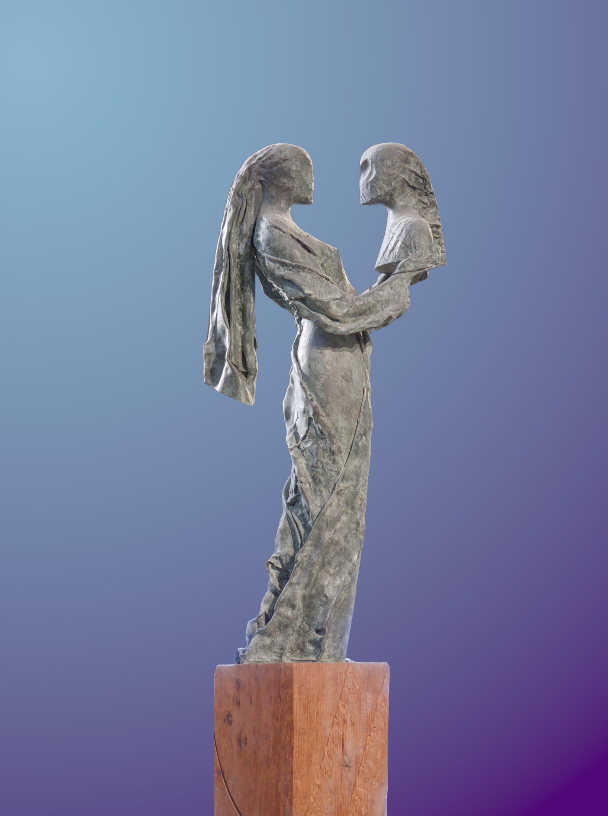 Statue d'une femme tenant un portrait au visage blessé qui ressemble au sien, sur un fond uniforme