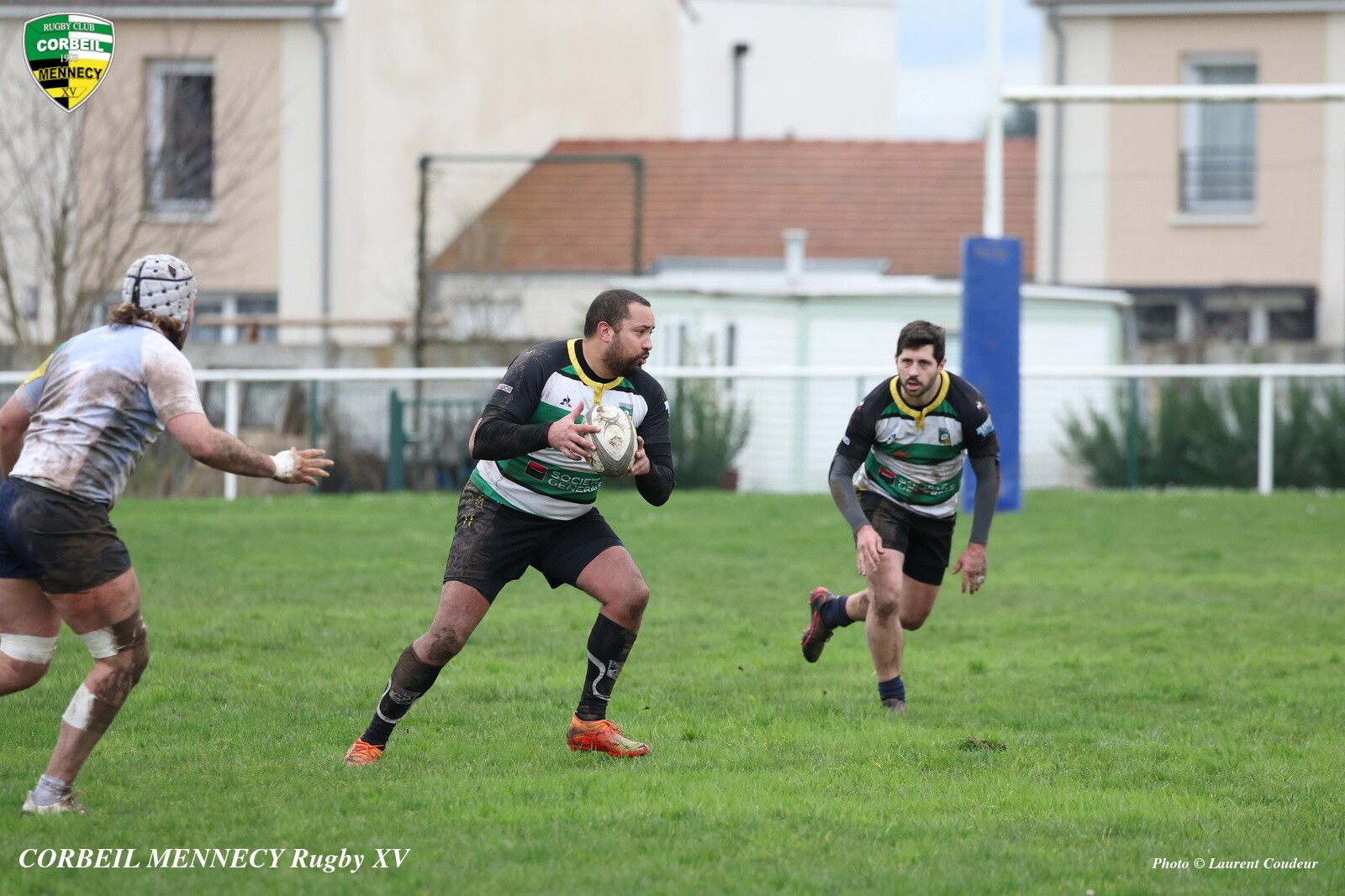 Le demi d'ouverture attaque la ligne