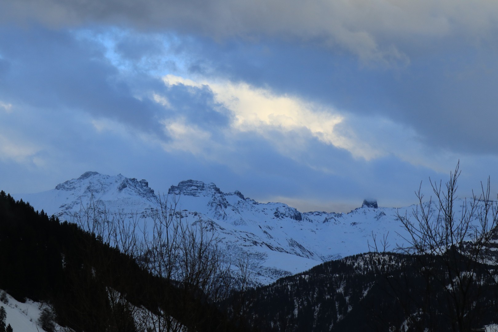 Caine de montagne et nuages à l'heure bleue