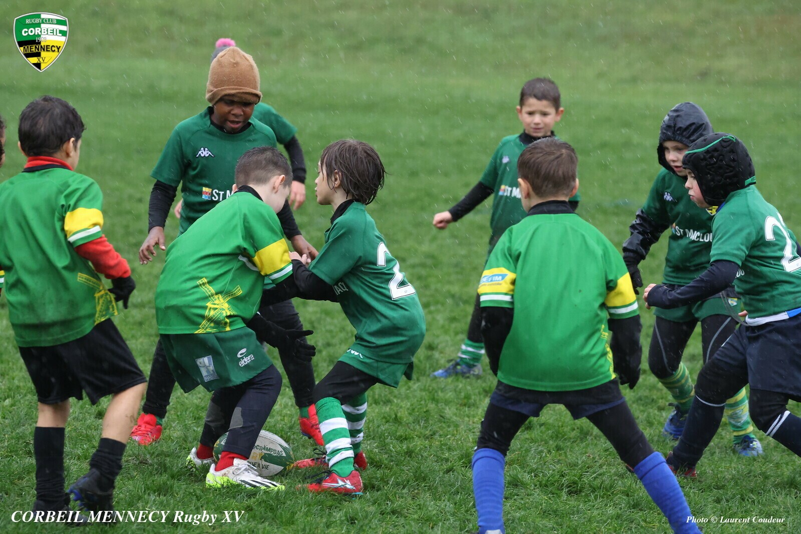 #rugby  Les joueurs U8 de l'ASCE-RCM et Viry se disputent le ballon