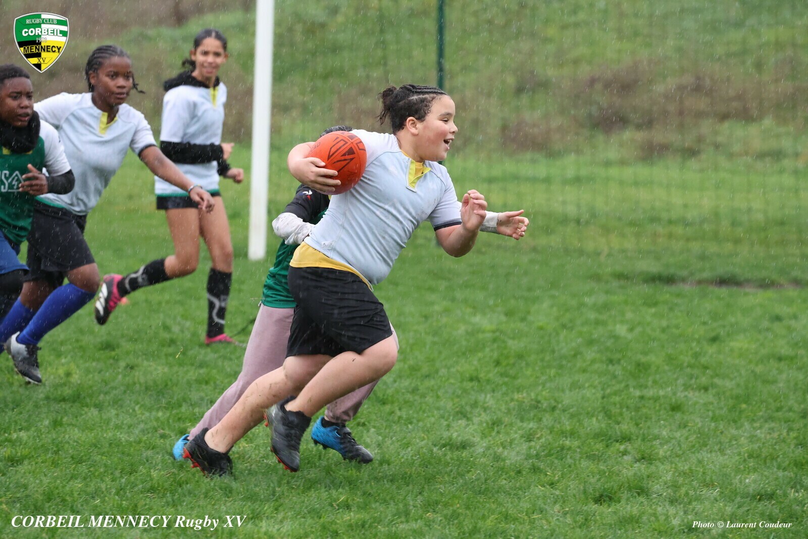 #rugby Un Joueur U12 de l'ASCE-RCM traverse la défense