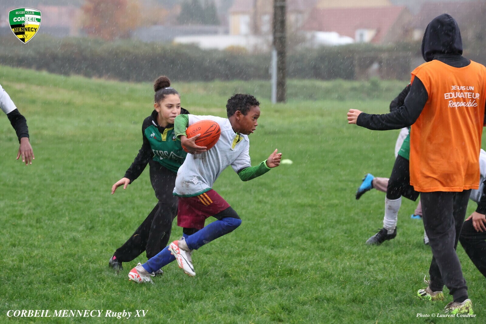 #rugby Un Joueur U12 de l'ASCE-RCM Sprint dans un trou de la défense.