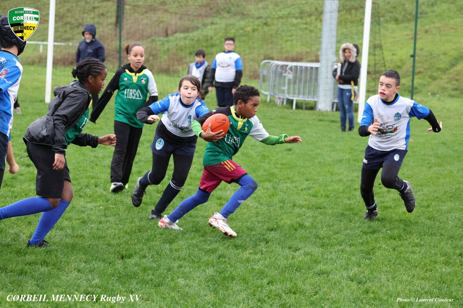 #rugby Un Joueur U12 de l'ASCE-RCM file vers l'en-but.