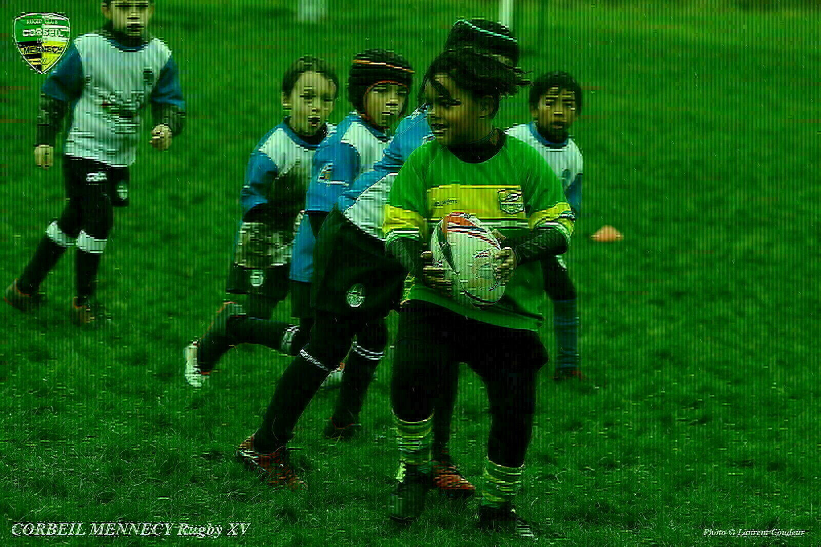 #rugby Un Joueur U8 De Viry avec le ballon