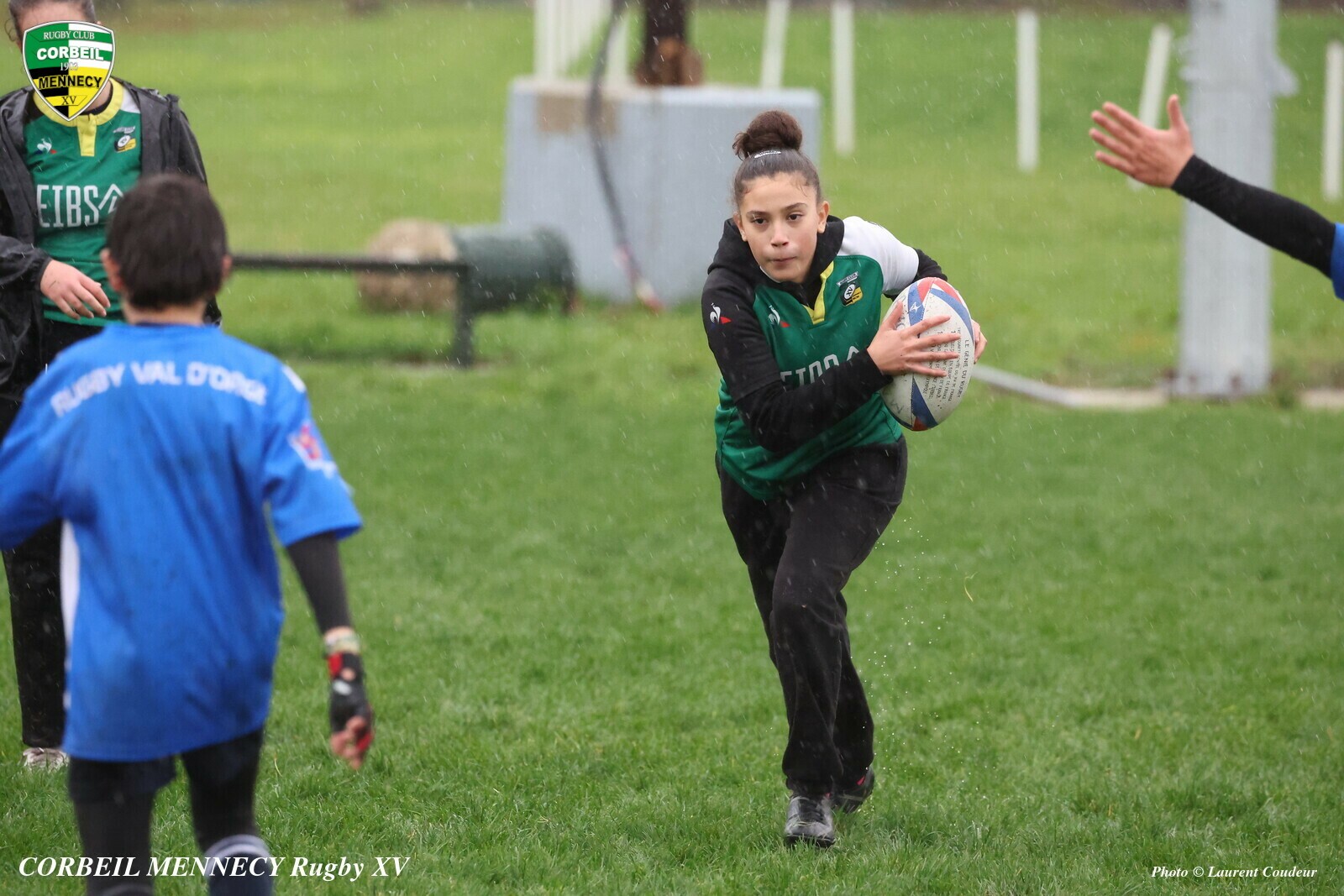 #rugby Une Joueuse U12 de l'ASCE-RCM lance sa course.