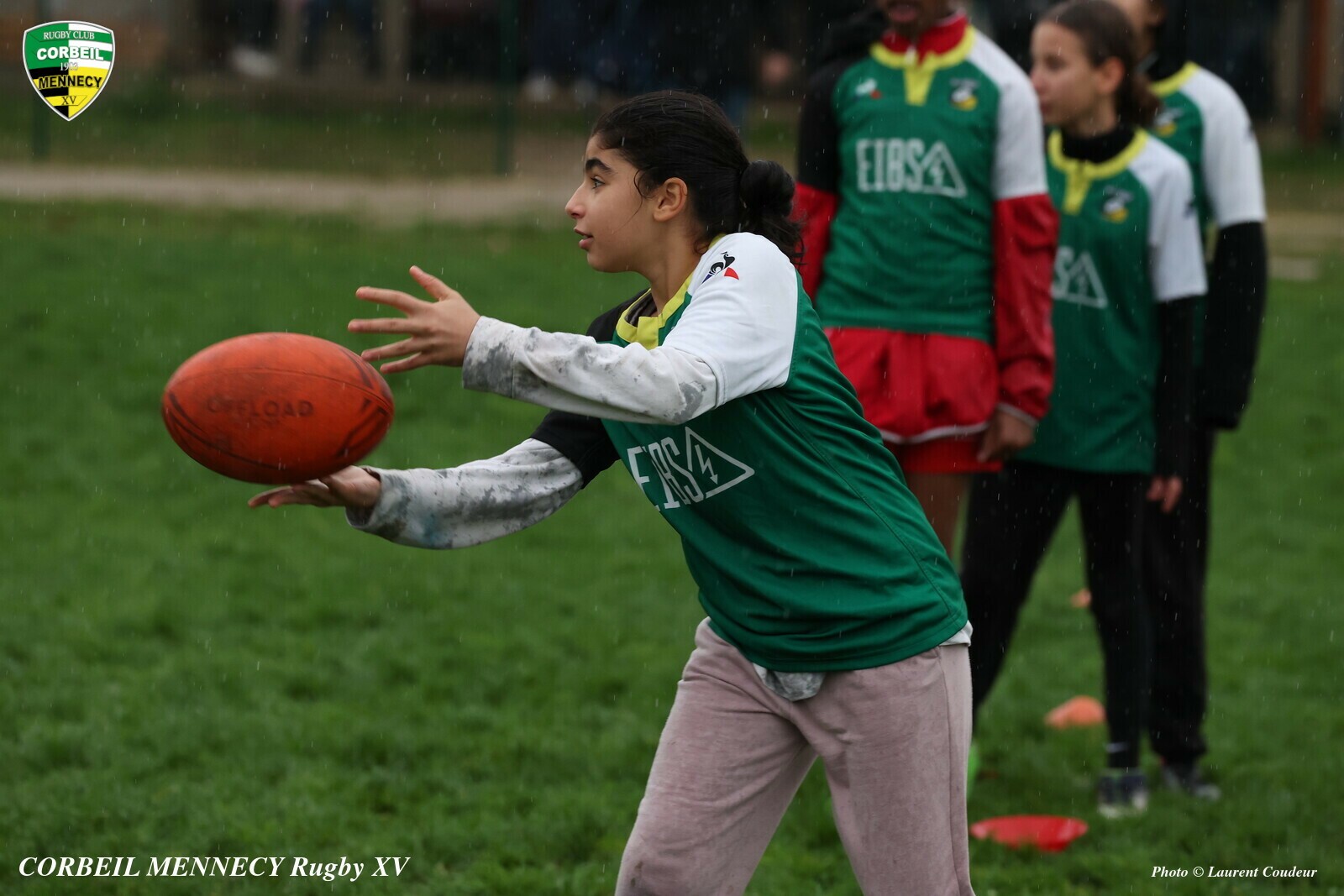 #rugby Une Joueuse U12 de l'ASCE-RCM fait une passe à l'échauffement