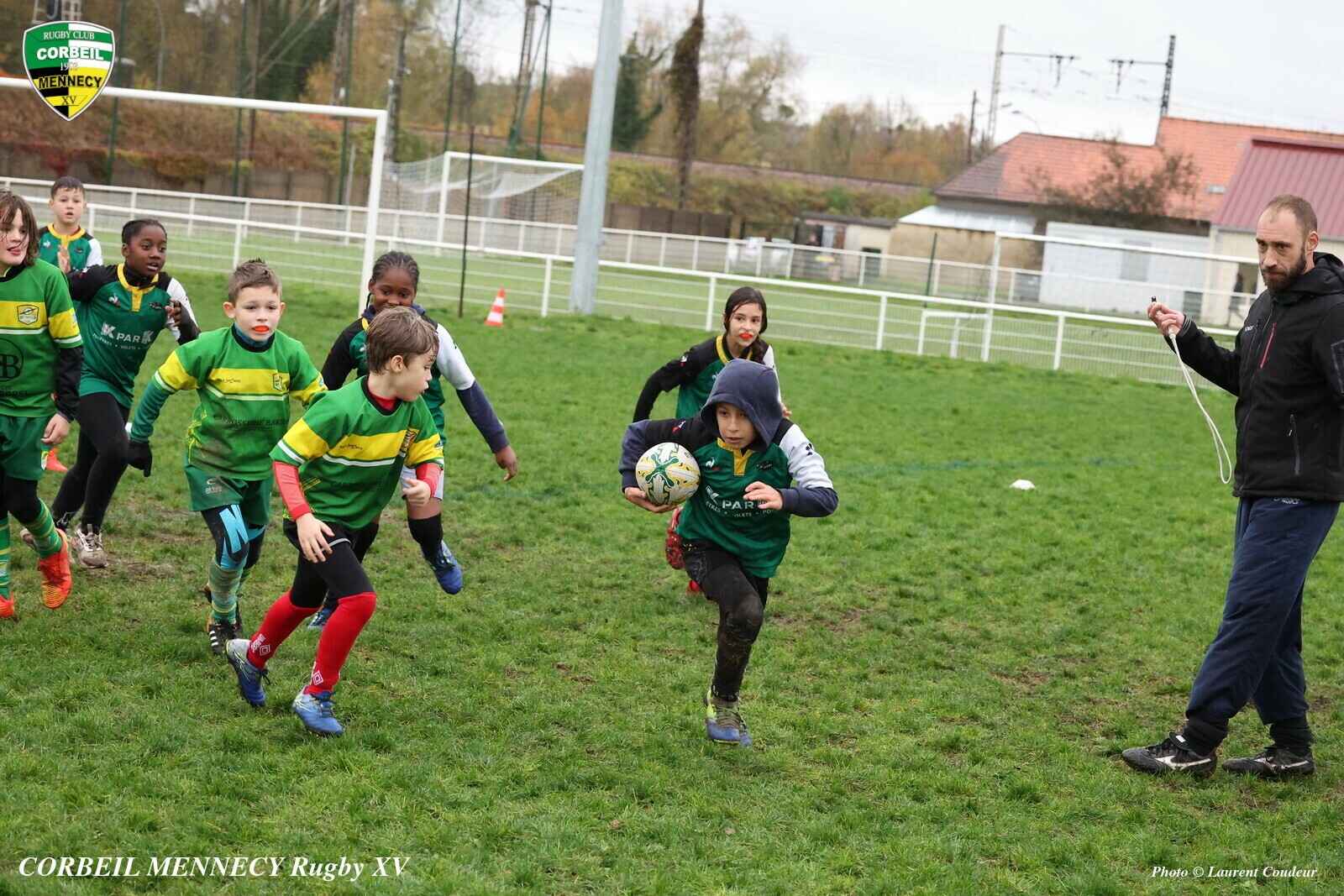 #rugby Un Joueur U10 de l'ASCE-RCM déborde sur la touche.