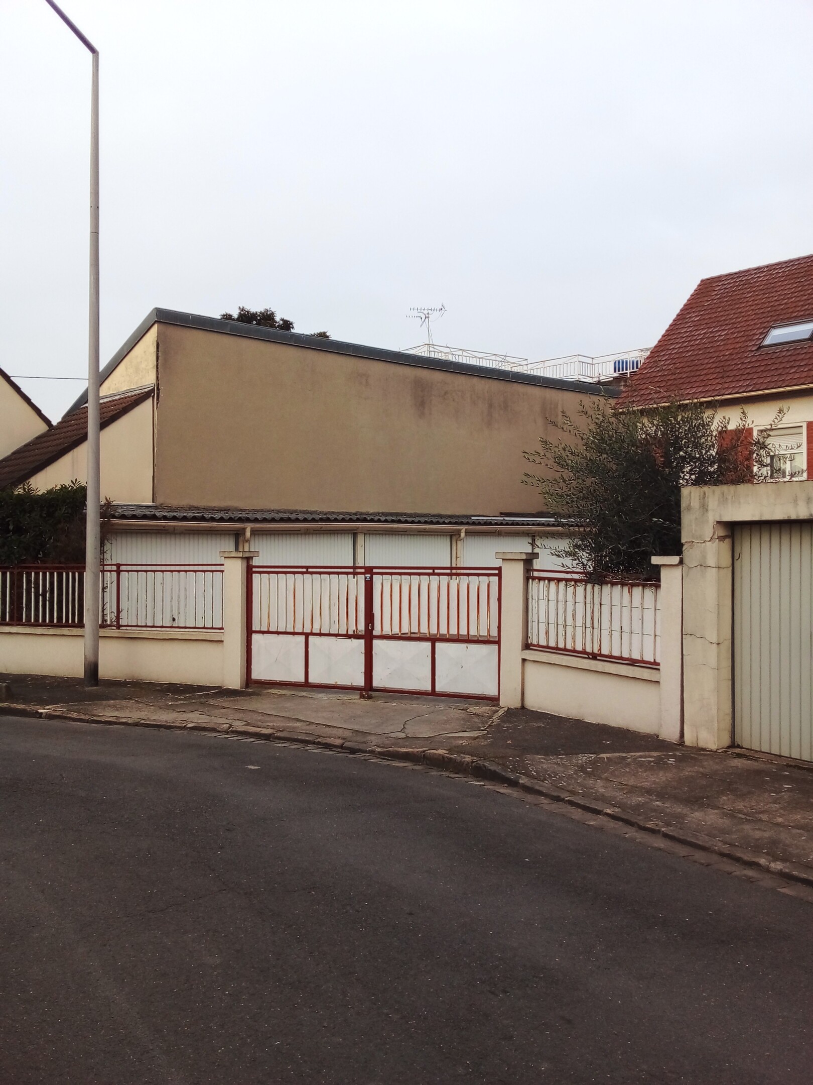 portail et façades de maisons dans un quartier résidentiel