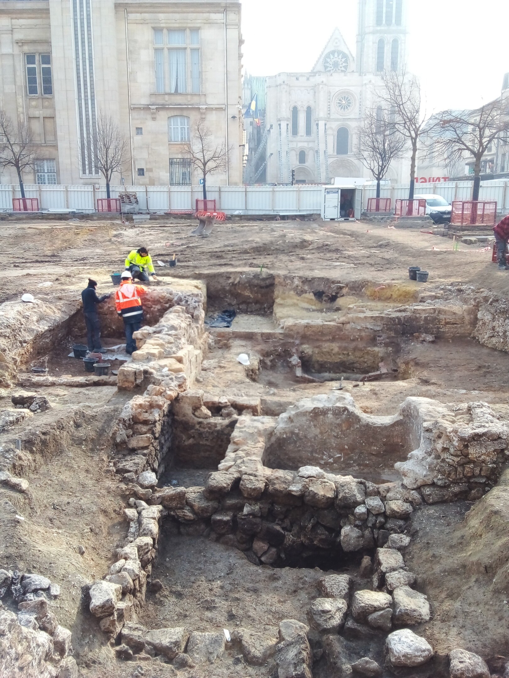 chantier de fouille archéologique INRAP sur la place Jean Jaurès à Saint Denis
