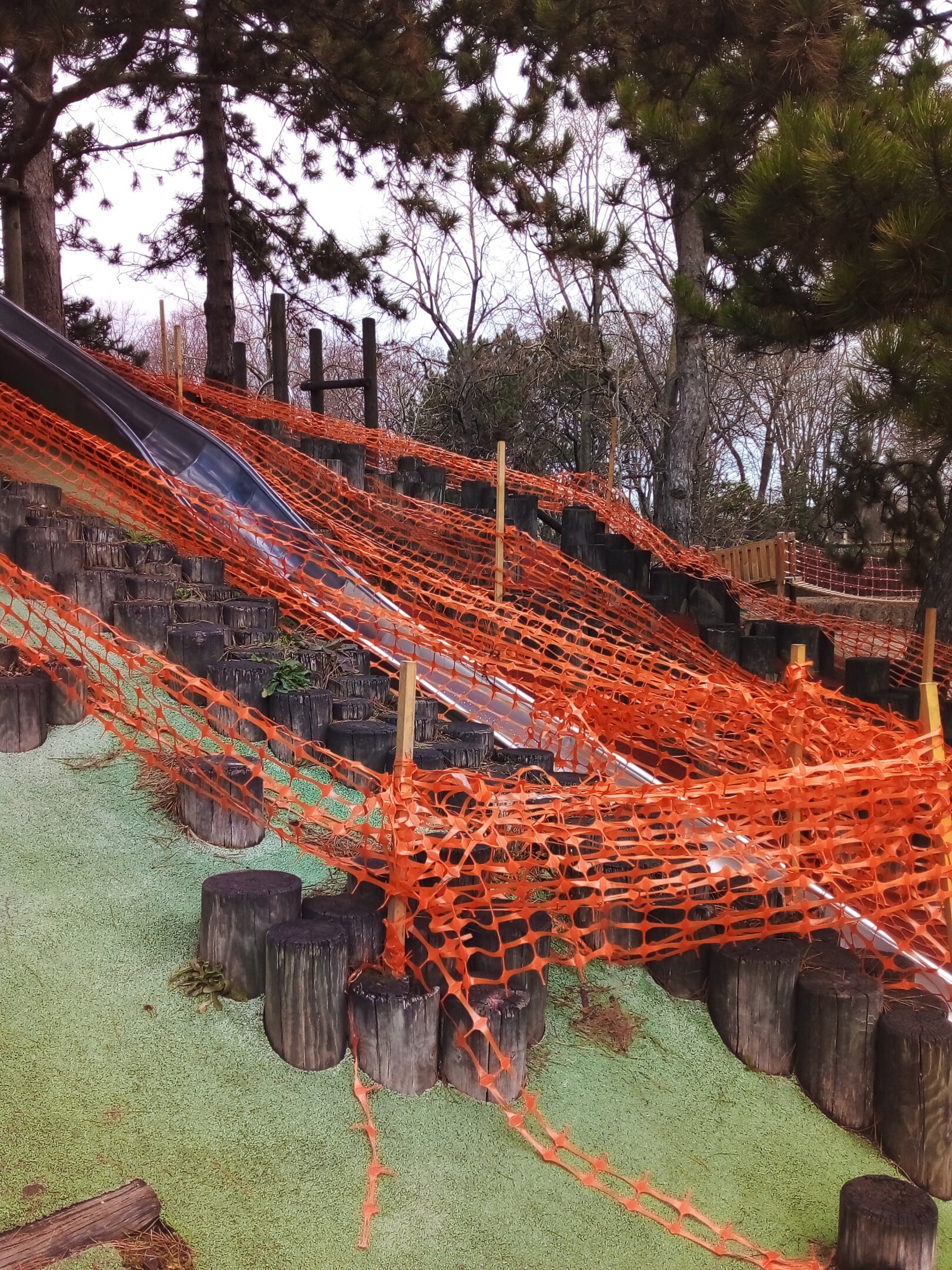 Filet de sécurité pour bloquer l'accès aux rondins de bois à côté du toboggan au parc de la légion d'honneur à Saint Denis