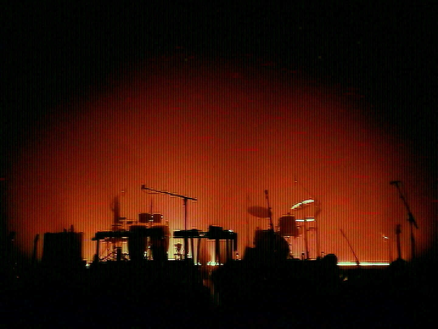 La scène du Trianon, juste avant l'entrée d'Altin Gun