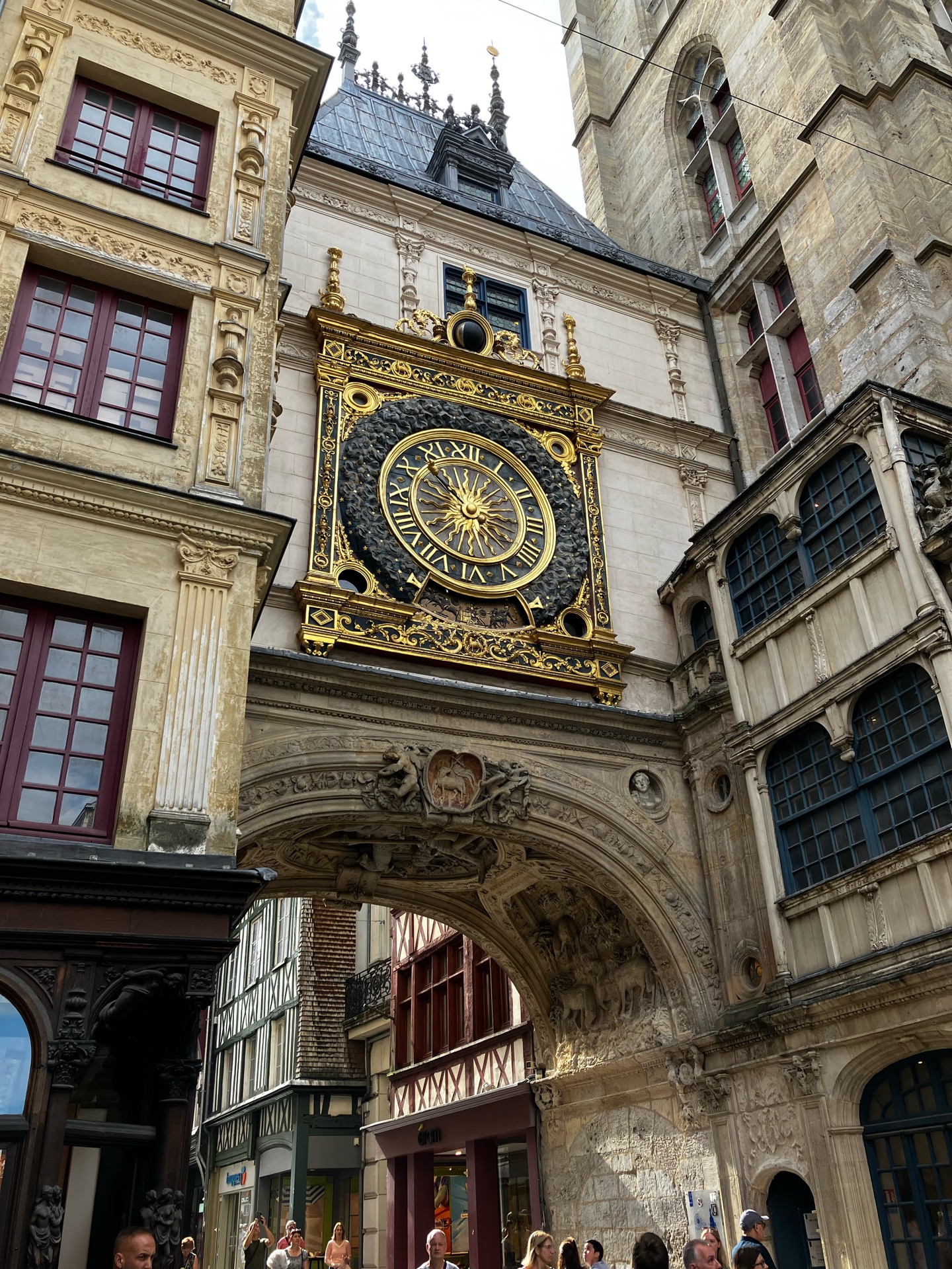 Façade visible en arrivant de la place Jeanne d’arc.