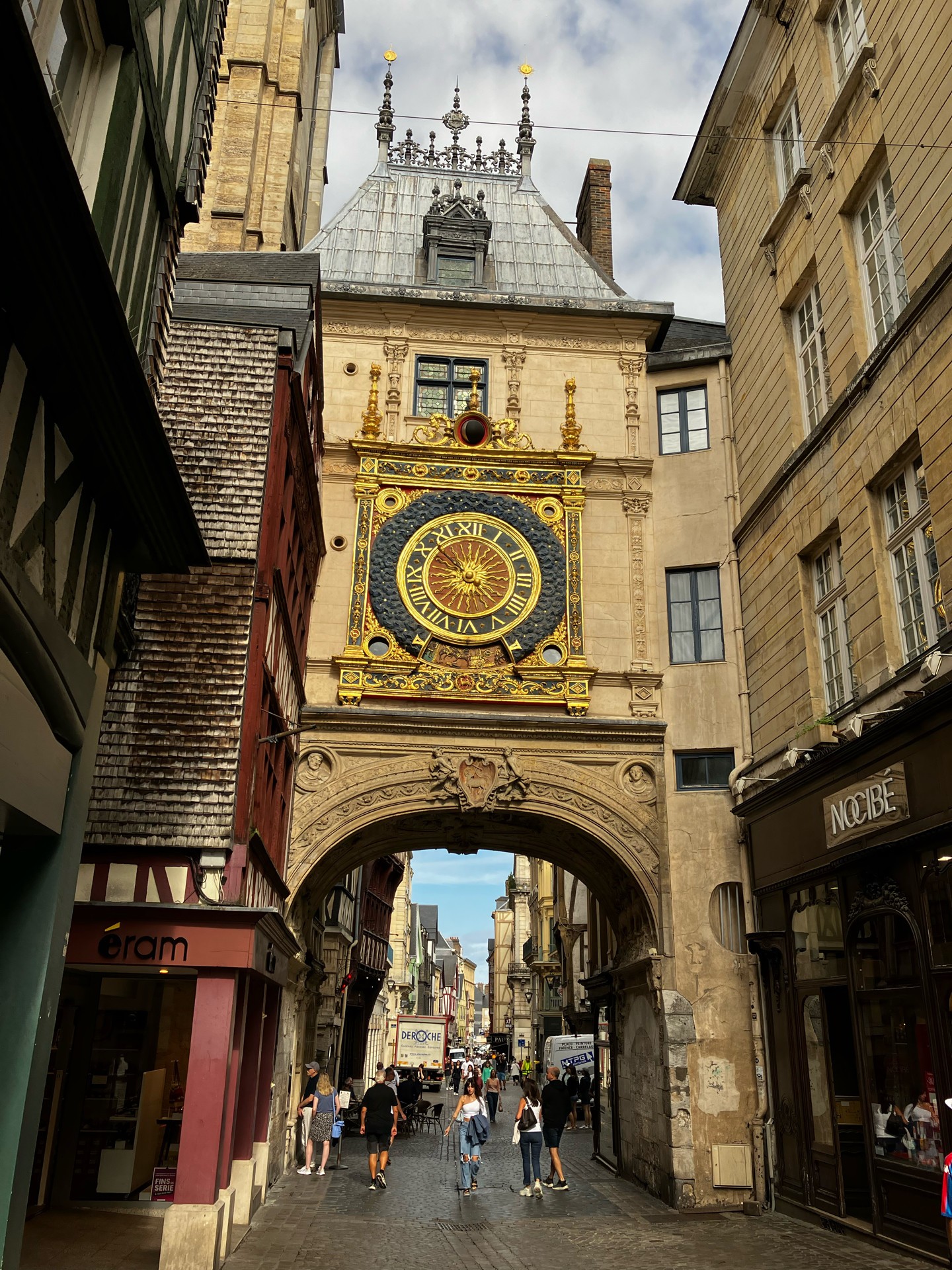 Façade visible en arrivant de la cathédrale