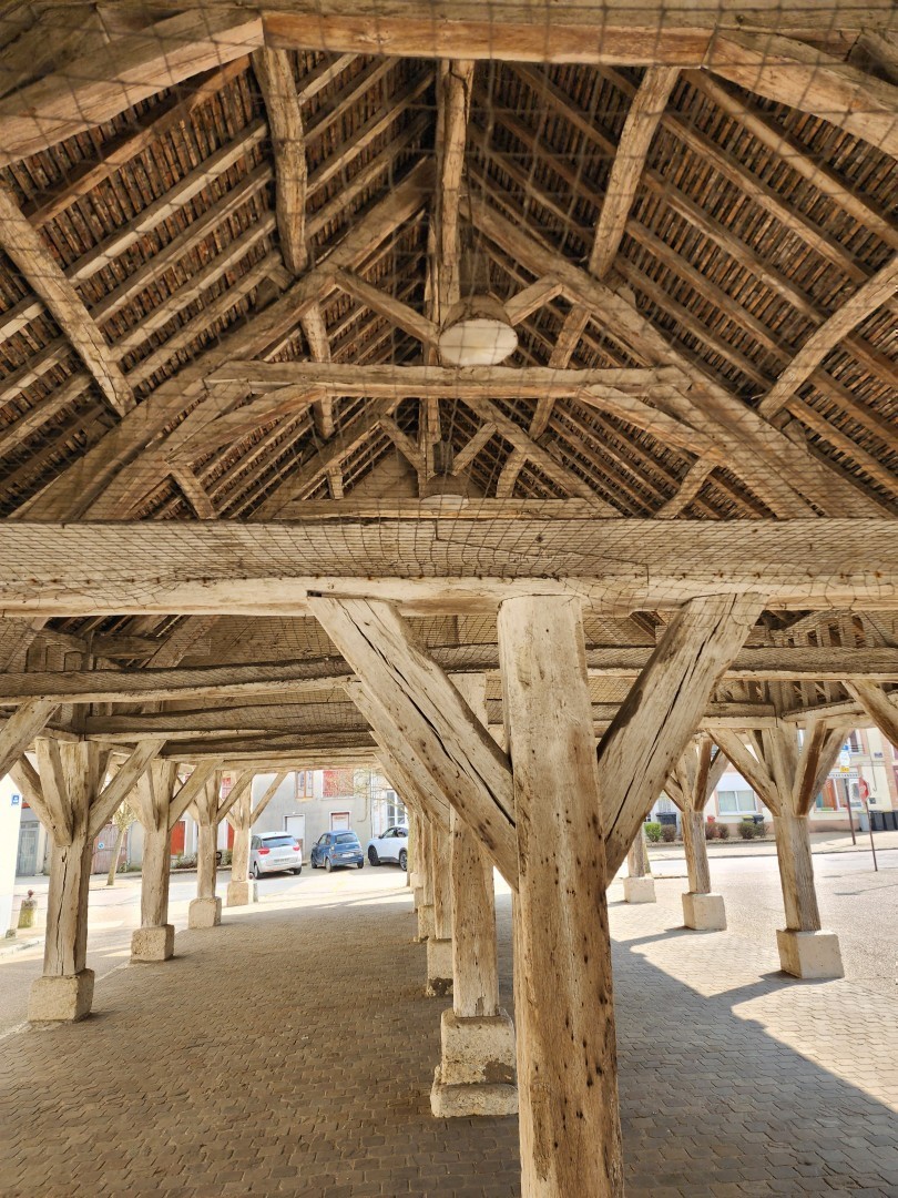 Vue générale du dessous du grenier. Les madrier sont à nu et ne soutiennent plus le plancher du grenier sans doute par souci esthétique