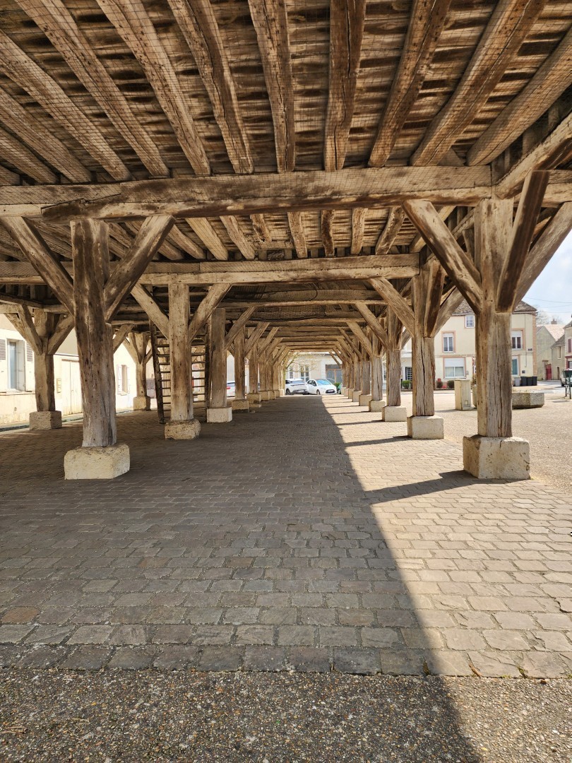 Vue plongeante du dessous du grenier avec perspective des piliers le soutenant