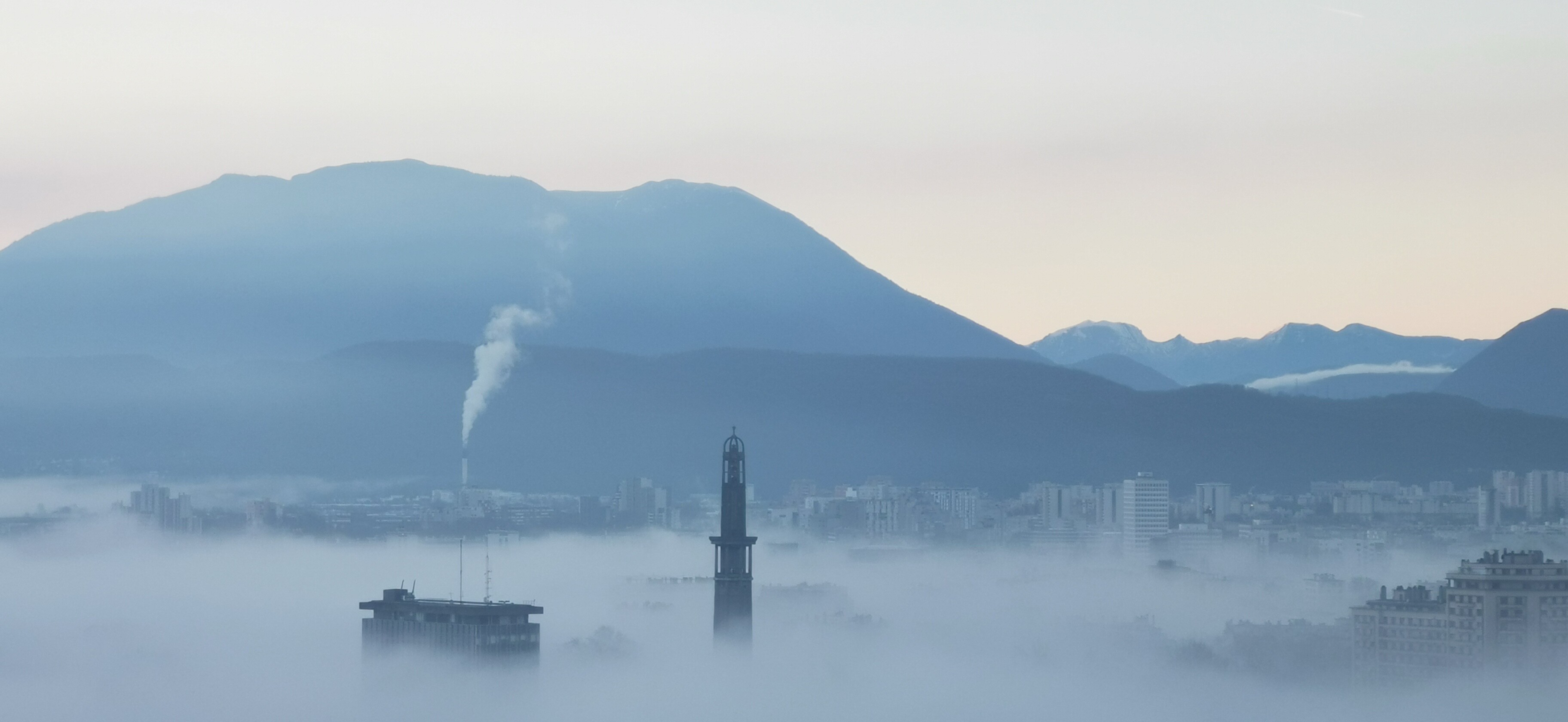 Grenoble dans la brume