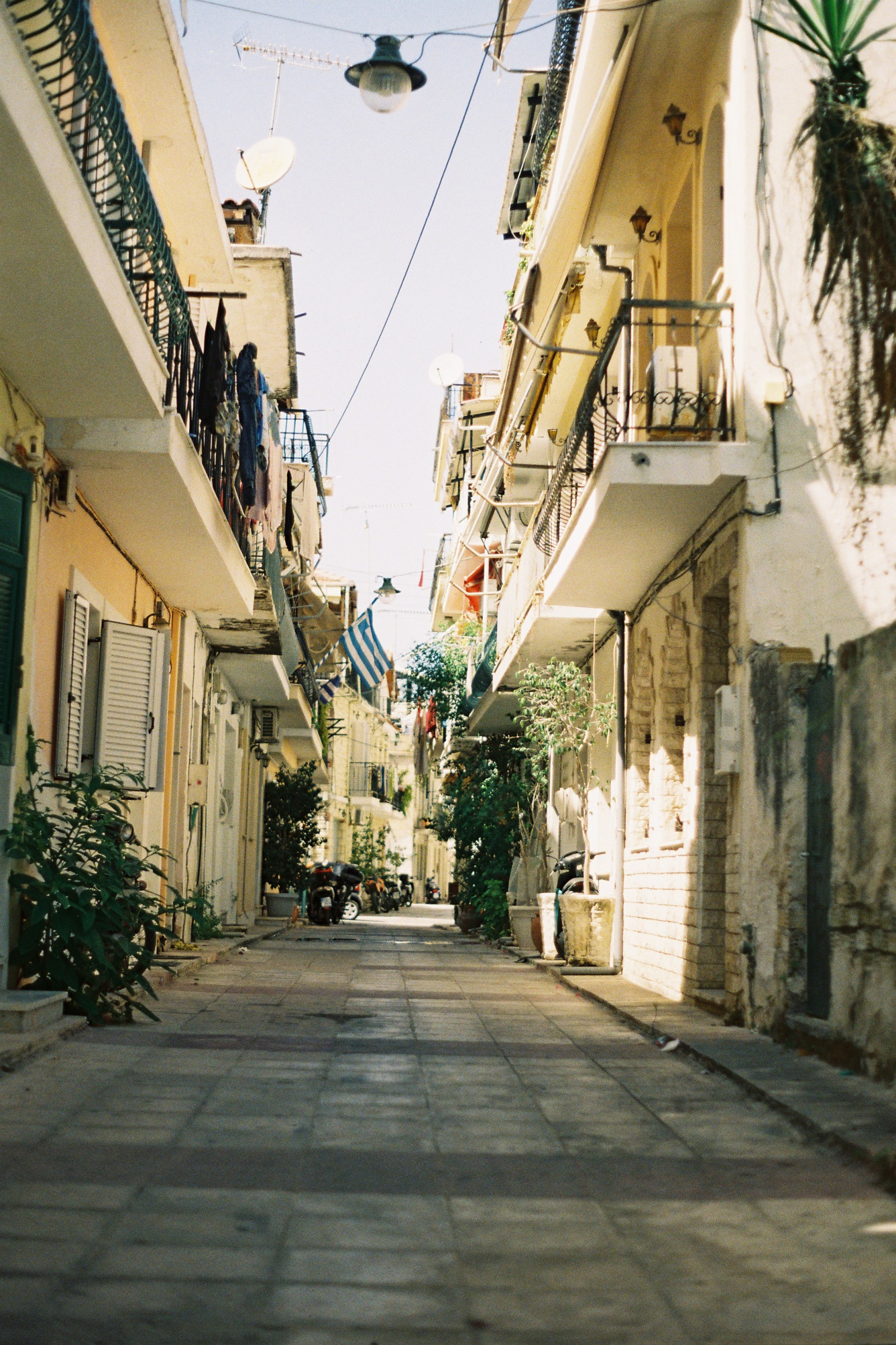 Rue de Zakyntos en Grèce. Ruelle étroite à l'ombre.
