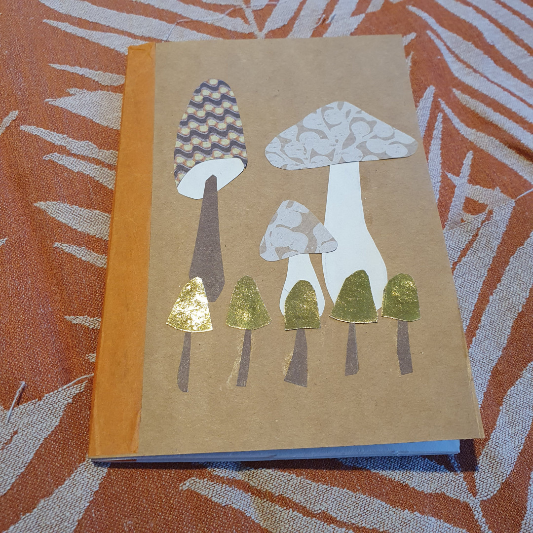 Petit carnet fait main
Sur la 1ère pages, des champignons réalisés avec des papiers collés