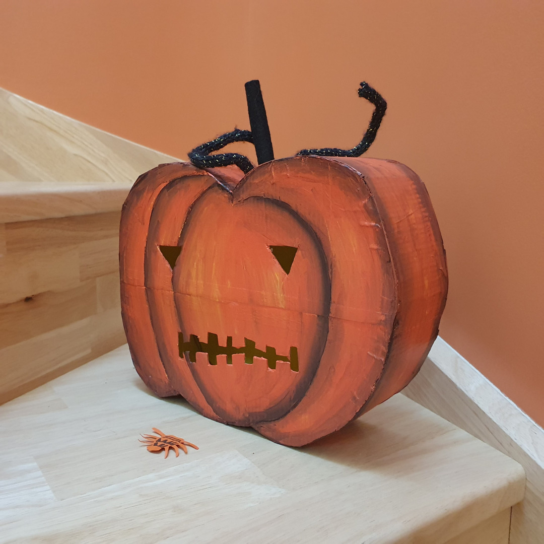 Photo citrouille en carton repeinte avec acrylique orange