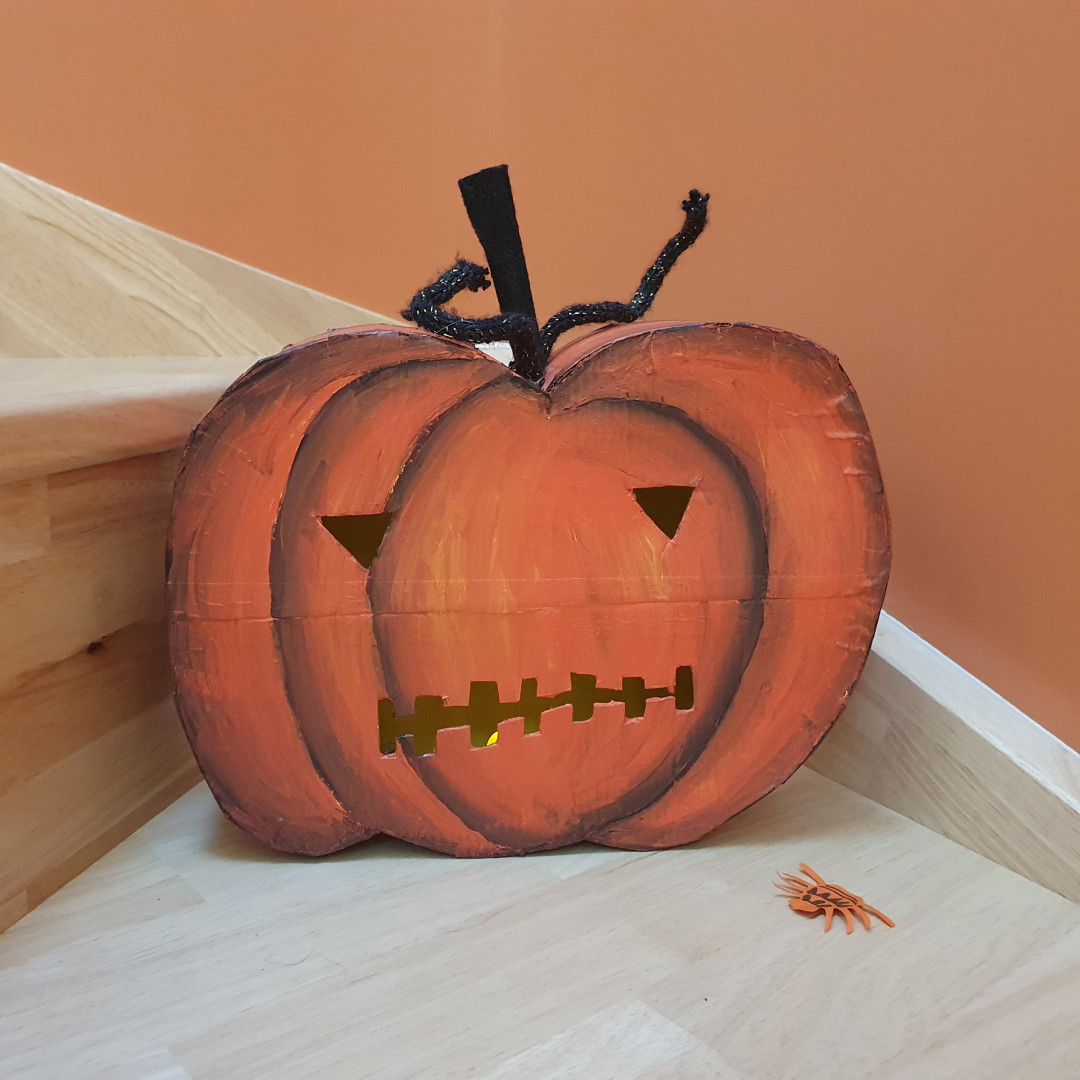 Photo citrouille en carton repeinte avec acrylique orange