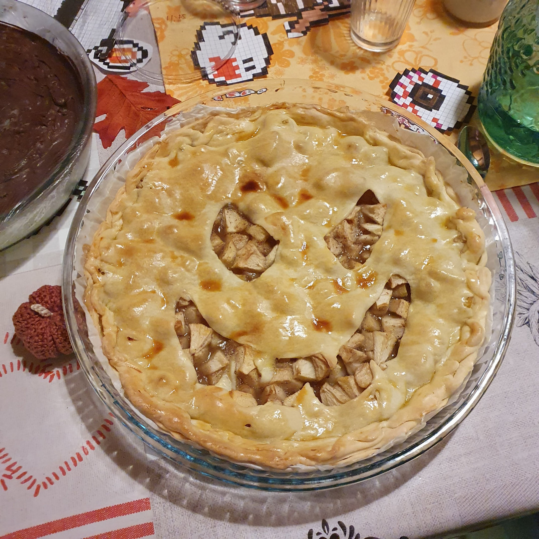 Tourte aux pommes avec visage effrayant