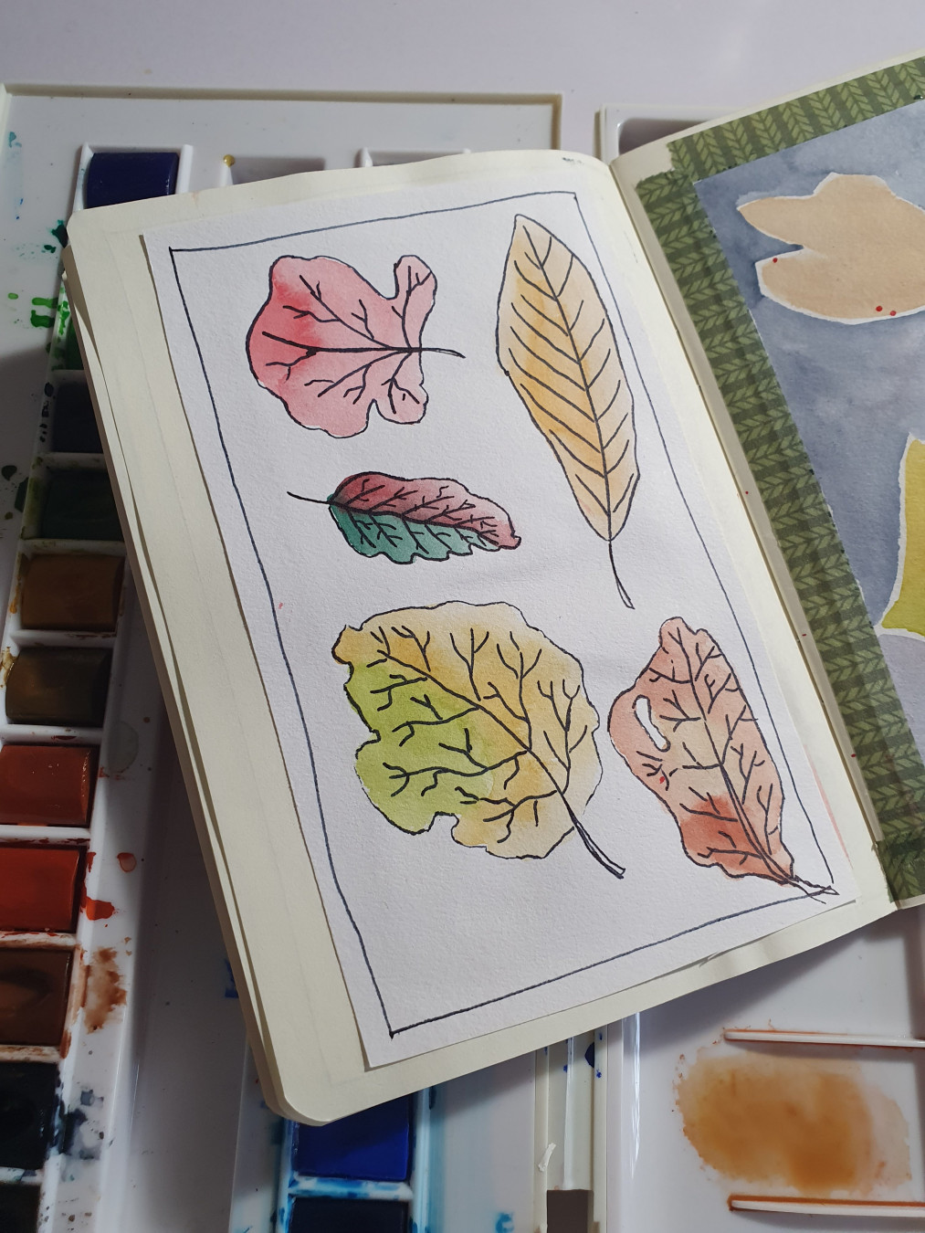 Dessin de 5 petites feuilles mortes à l'aquarelle et au stylo plume