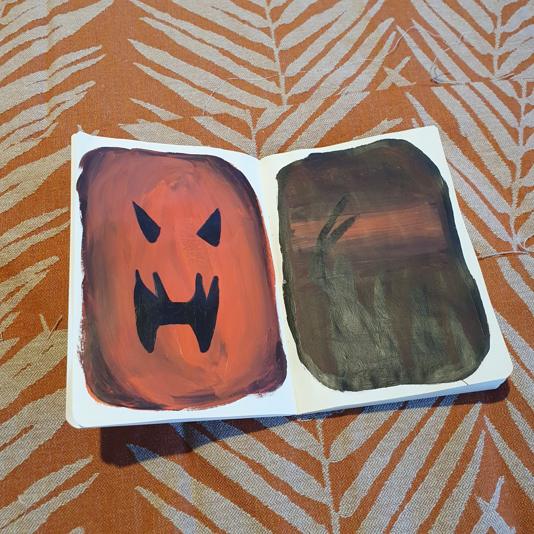 Pages à l'acrylique tons orange et marron, page de gauche une citrouille d'halloween, page de droite encore inachevée