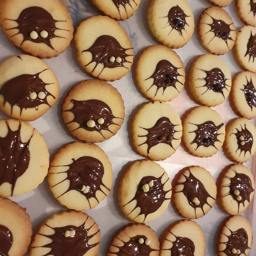 Gâteaux sablés avec araignée en chocolat sur le dessus