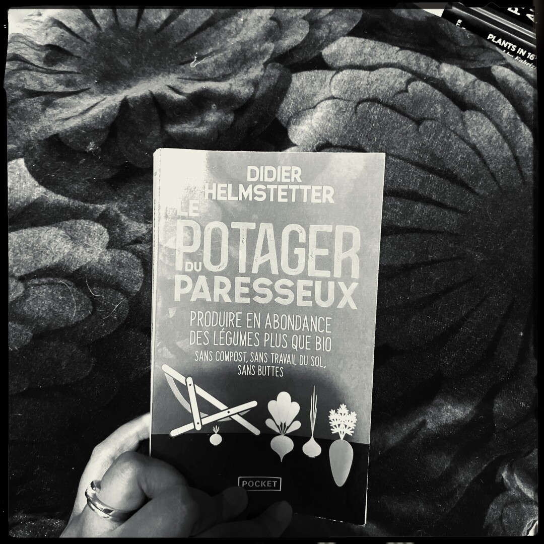 Je tiens le livre de poche dont on voit la couverture : le potager paresseux de Didier Helmstetter (sur la couverture y’a des légumes et un transat)