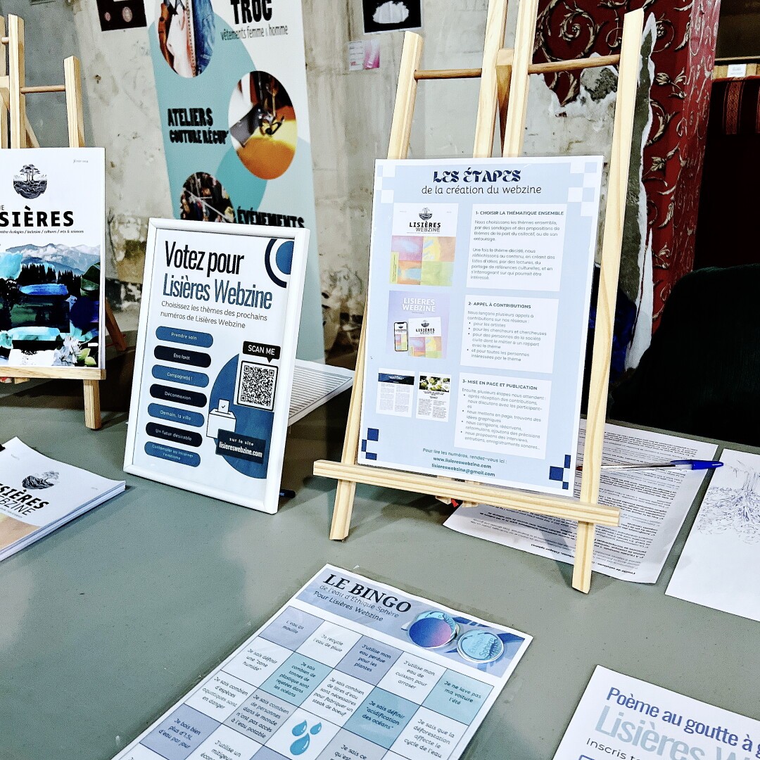 Le stand que j’ai mais avec des affichettes présentant Lisières Webzine et le bingo de l’eau