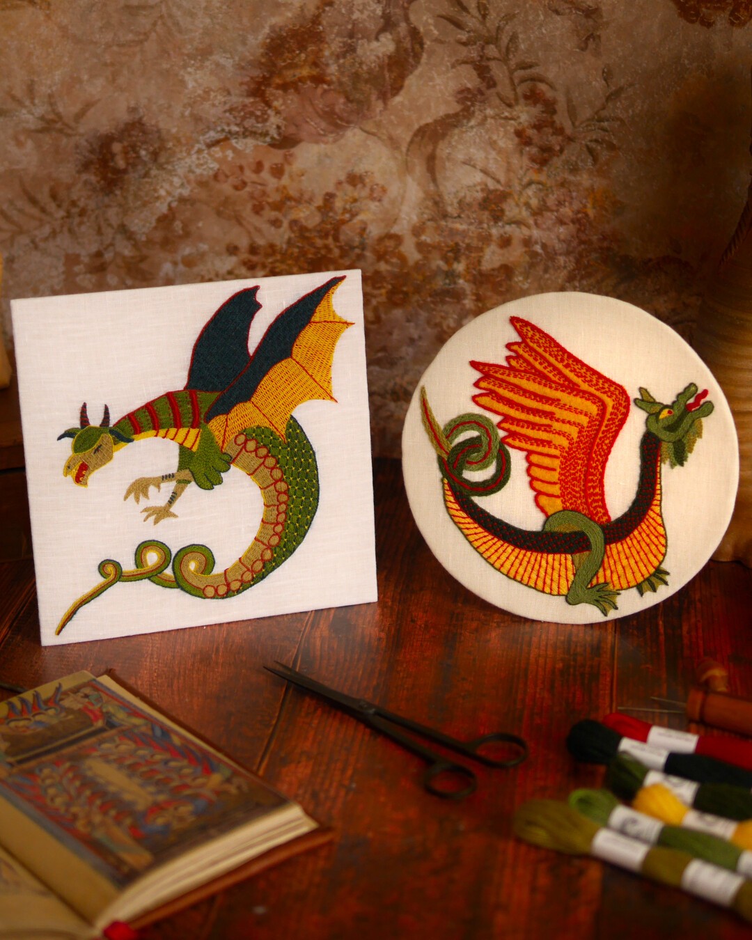 2 broderies de dragon dans un style naïf et coloré, inspiré de l'imaginaire médiéval
Les 2 dragons sont brodés avec différents points de broderie qui donnent des textures à chaque partie