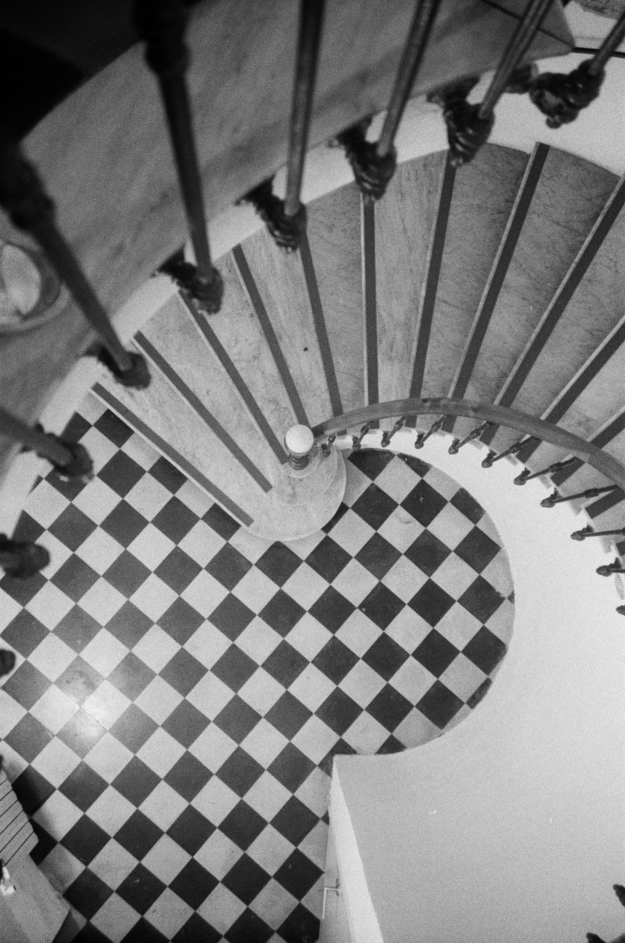 Photo de Cage d'escalier de haut avec un sol en damiers noir et blanc.