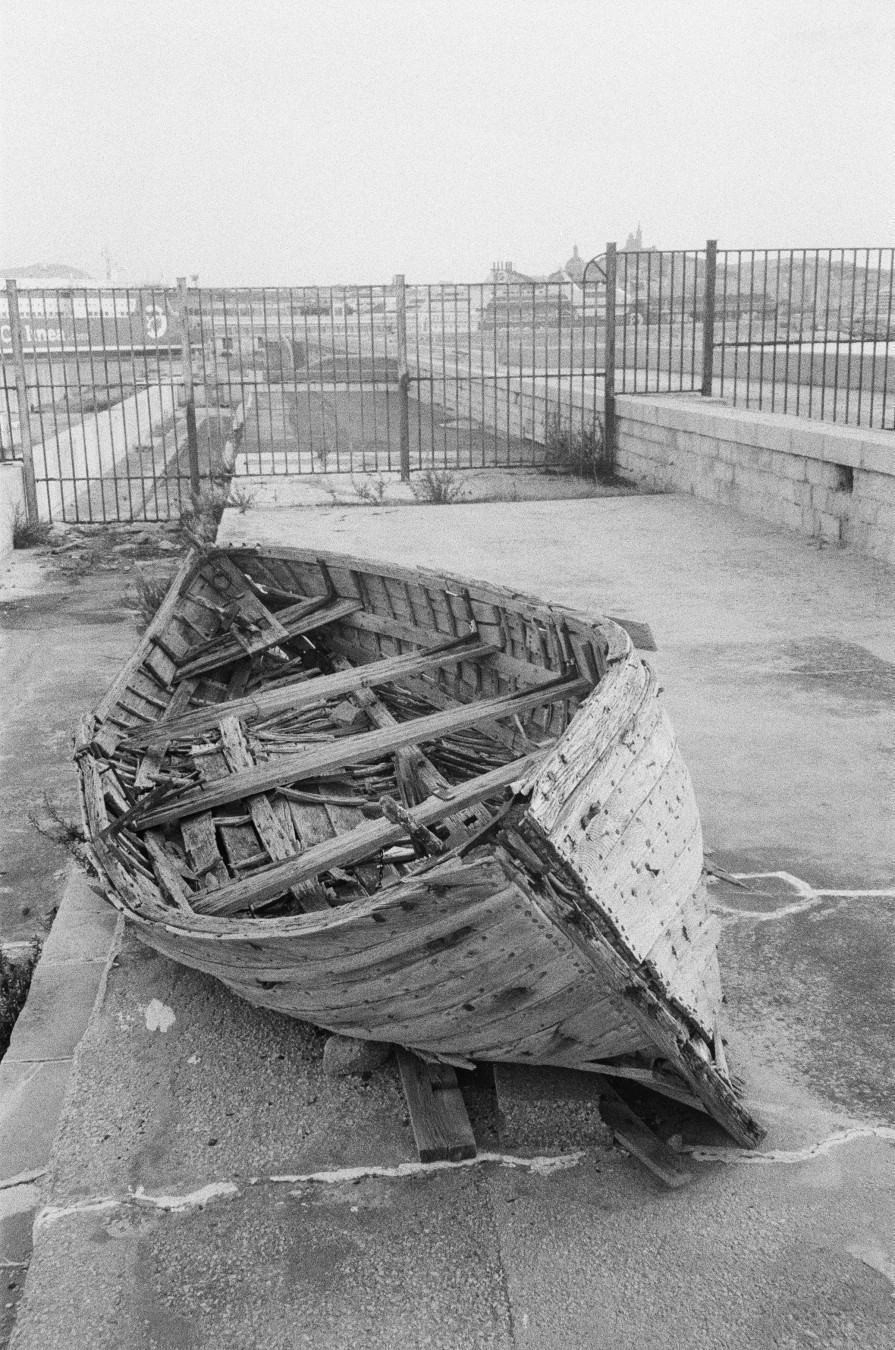 Épave d'une barque des années 1950 sur une digue a Marseille.