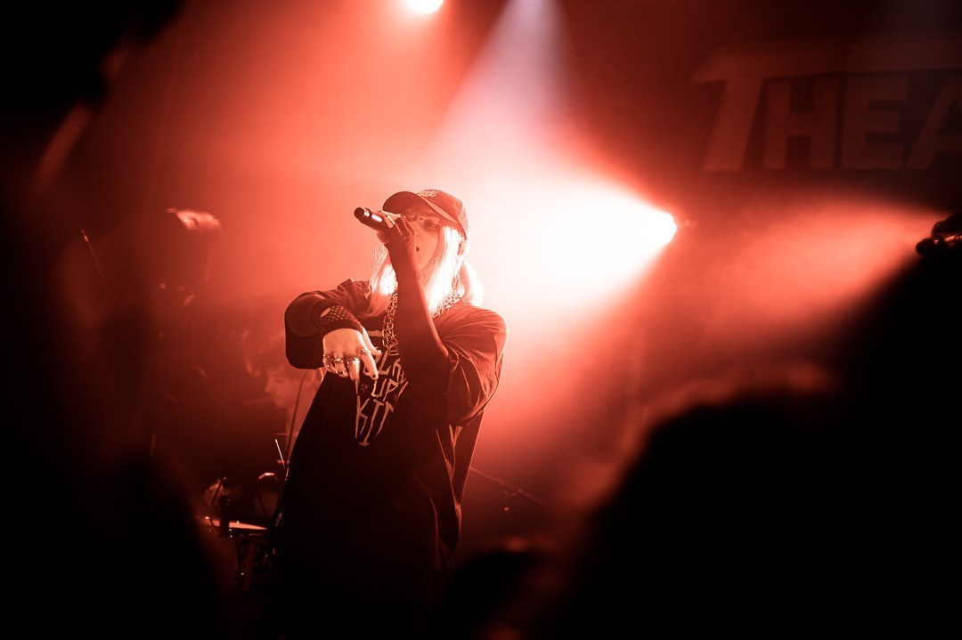 THEA chantant dans une ambiance rouge