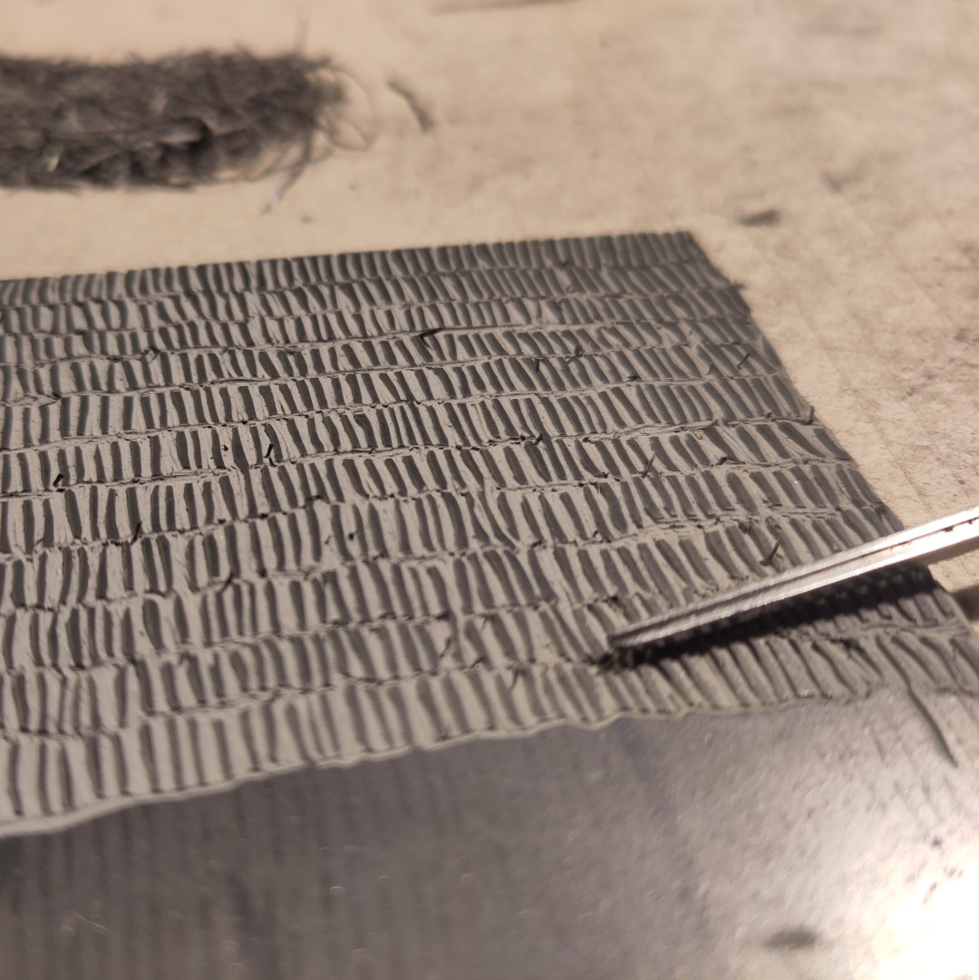 même mise en scène, photographiée de plus près 
on distingue mieux le motifs de petites hachures verticales