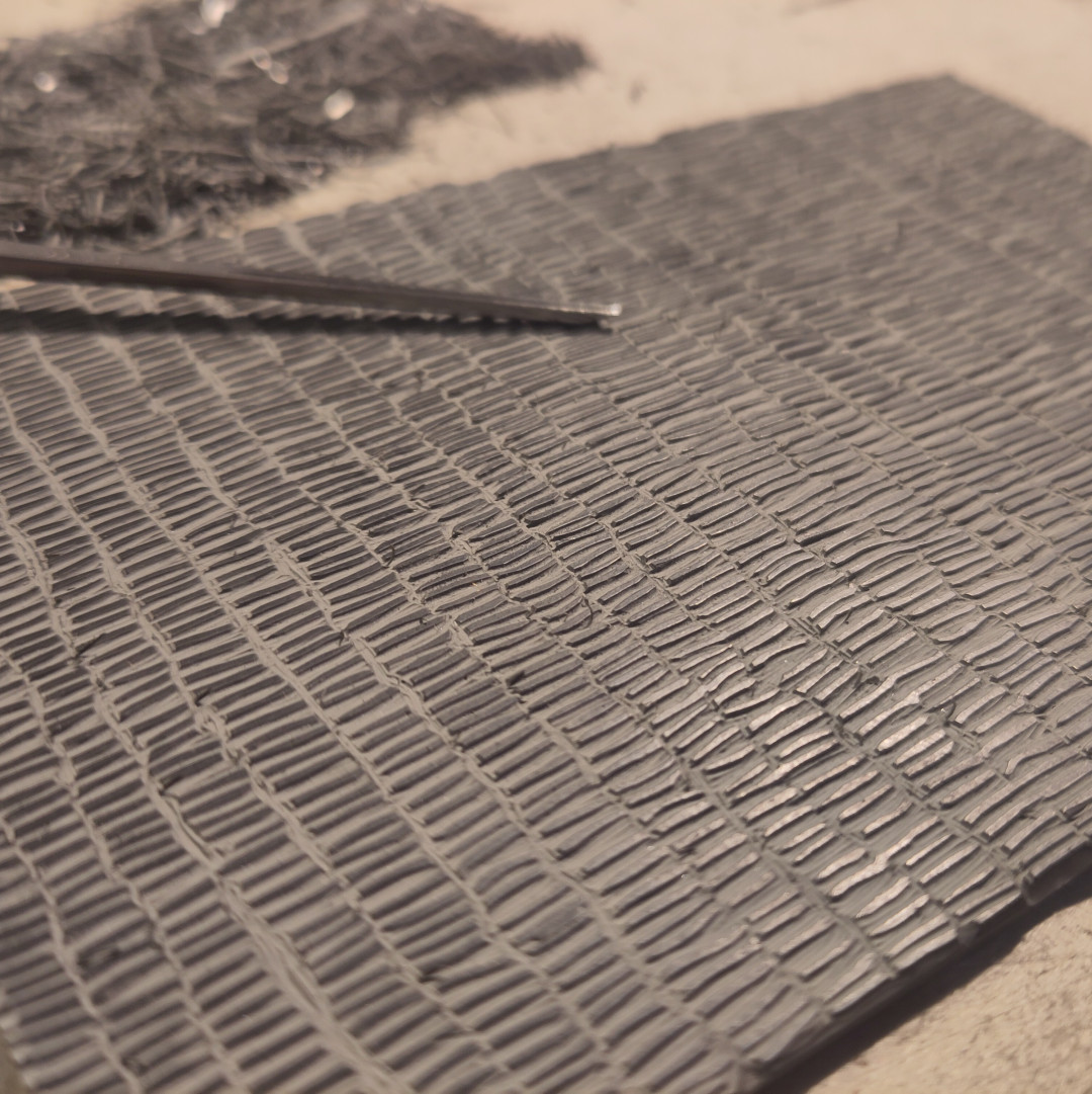 même mise en scène, photographiée de plus près pour montrer le motif gravé