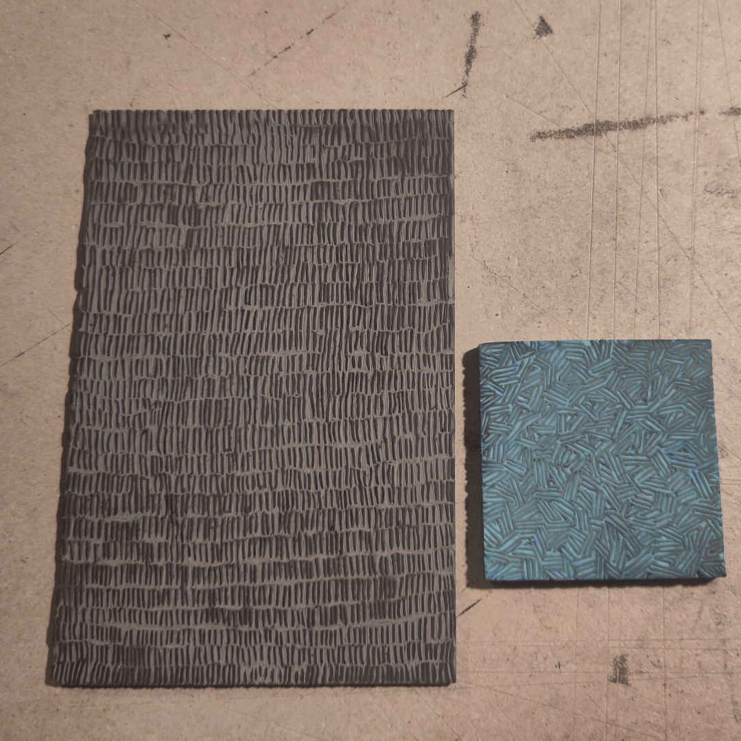 photo prise du dessus des deux plaques gravées ayant servi aux estampes précédentes