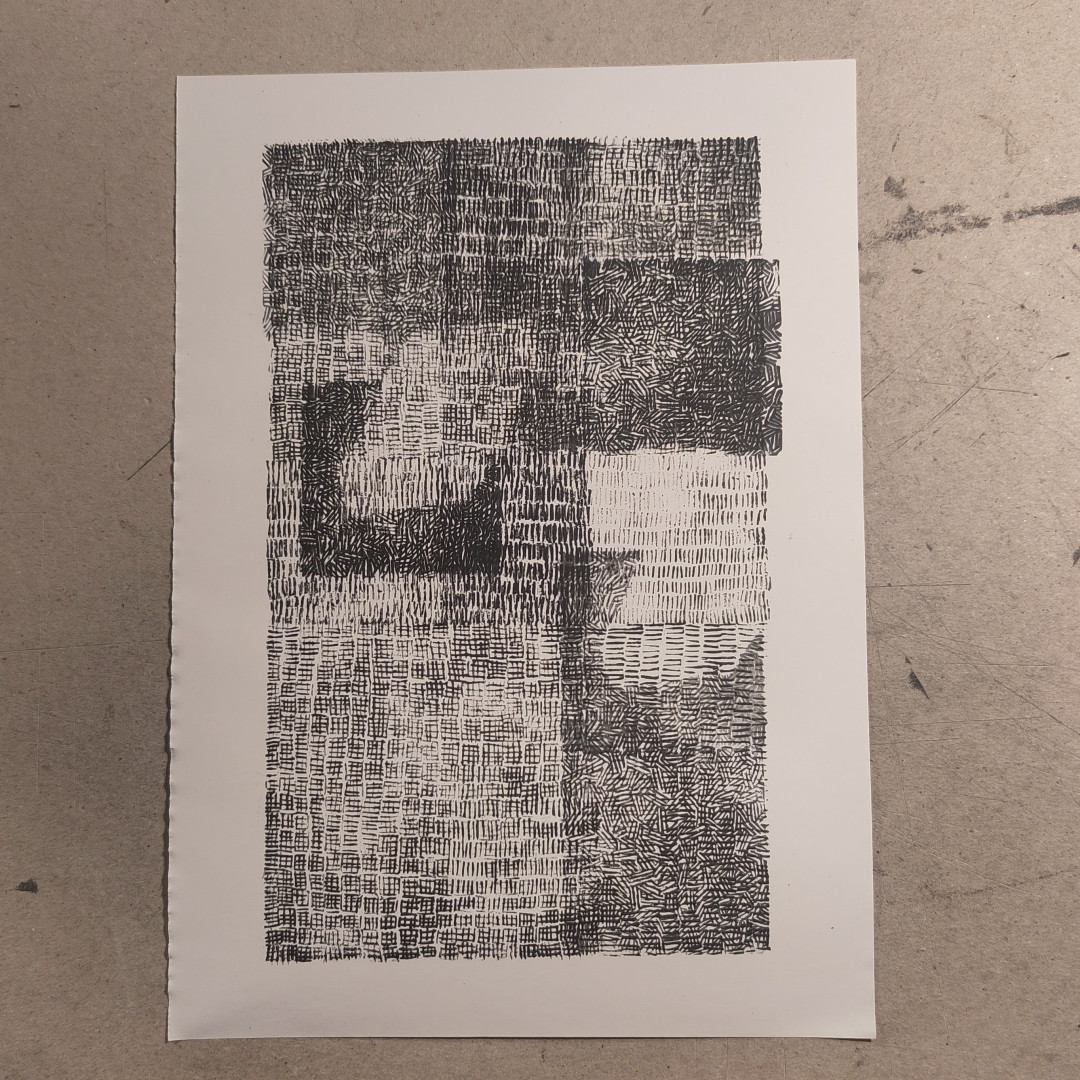 estampe à l'encre noir sur papier blanc format A4 vertical
le.motifs de hachures verticales a été imprimé plusieurs fois dans tous les sens, de manière à créer des motifs croisés 
des zones ont été épargnées et d'autres surchargées, de manière à tester différentes combinaisons de motifs et de valeurs de noirs
dans une surface d'environ 15cm par 35cm