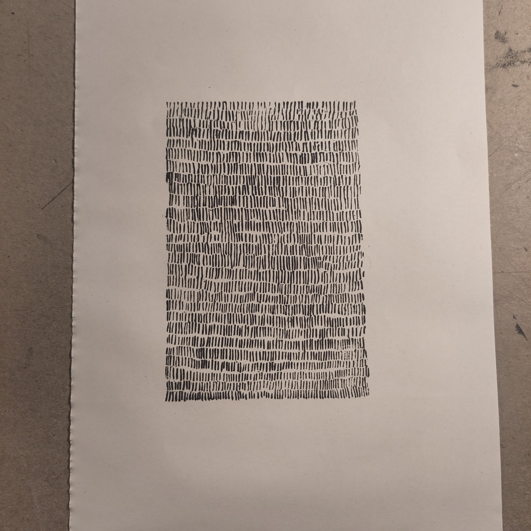 autre estampe à l'encre noir sur papier blanc format A4 vertical
représente la même succession de petits traits verticaux rangés les uns sur les autres, dans une surface d'environ 10cm par 15cm, que l'image précédente 
tirage de meilleure qualité, les noirs sont plus prononcés