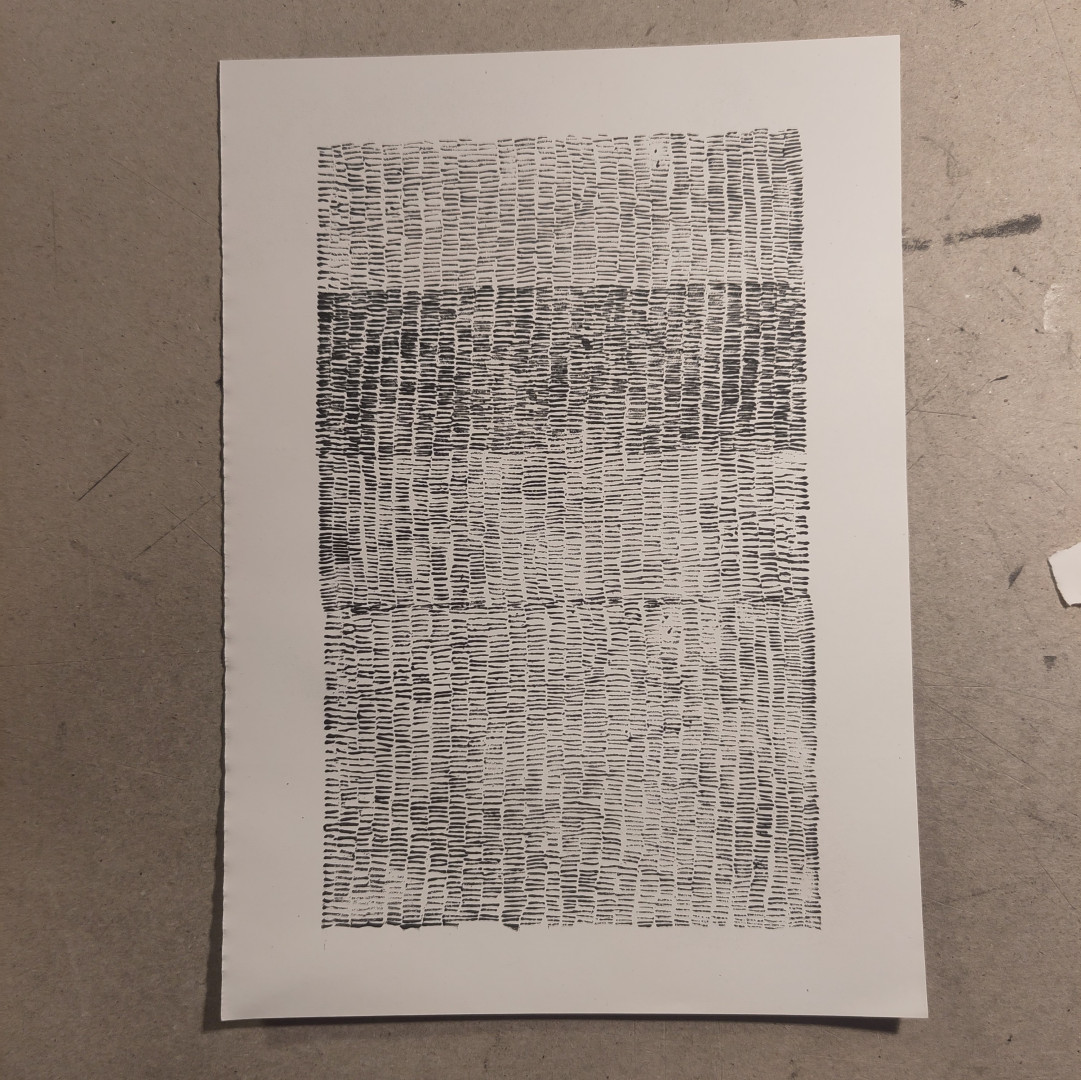 estampe à l'encre noir sur papier blanc format A4 vertical
représente une succession de petits traits horizontaux rangés les uns sur les autres, dans une surface d'environ 15cm par 25 cm
c'est la même matrice qui a été utilisée, mais plusieurs fois à l'horizontale, en se chevauchant à deux endroits,ce qui forme des zones plus sombres