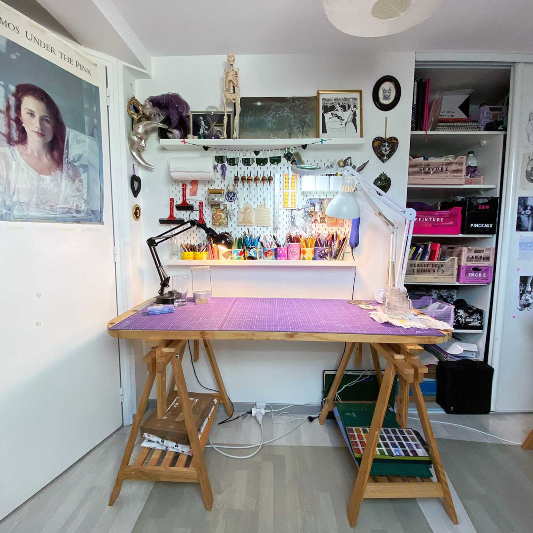 Mon bureau dédié au dessin et aux pratiques non numériques.