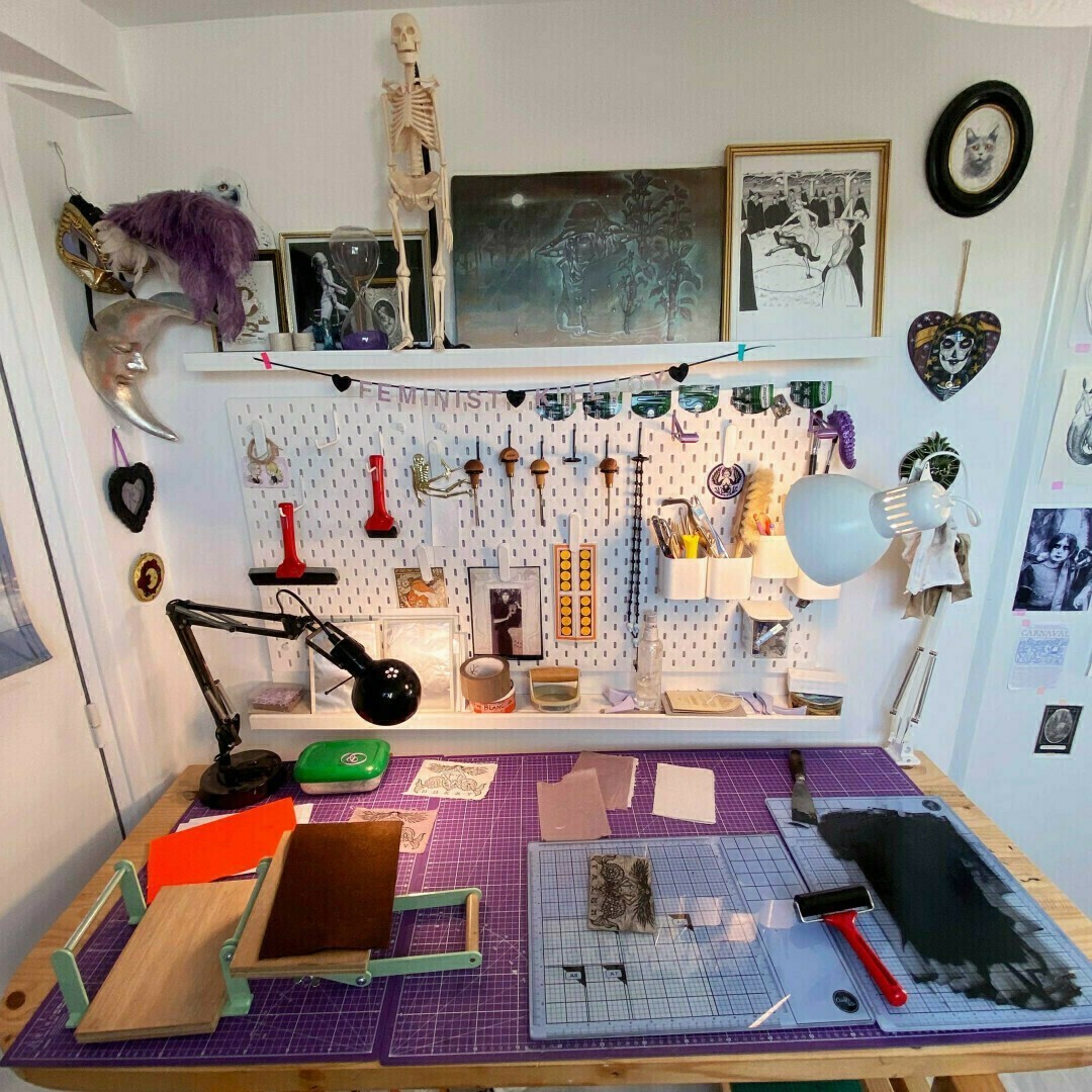 Mon espace de travail pendant les impressions de ma linogravure sirène avec de l’encre, un rouleau et une petite presse.