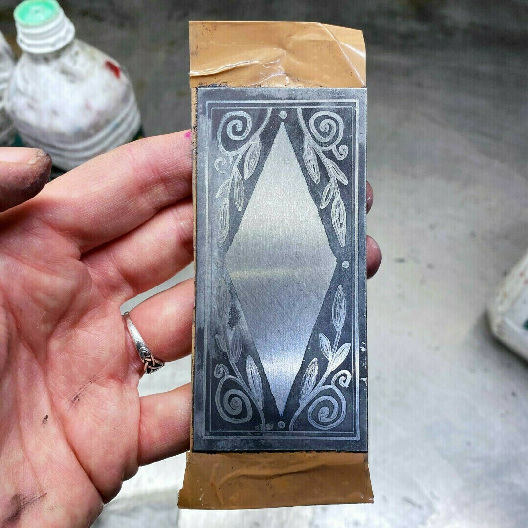 Plaque de zinc mordue à l’eau-forte représentant des spirales dessinées au feutre et un losange vide au milieu.