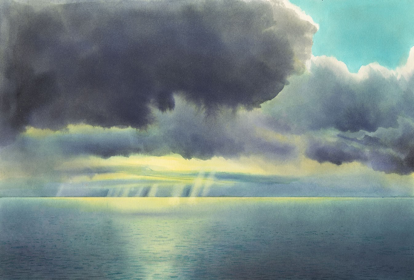 Un nuage menaçant et lumineux au dessus d’une mer calme