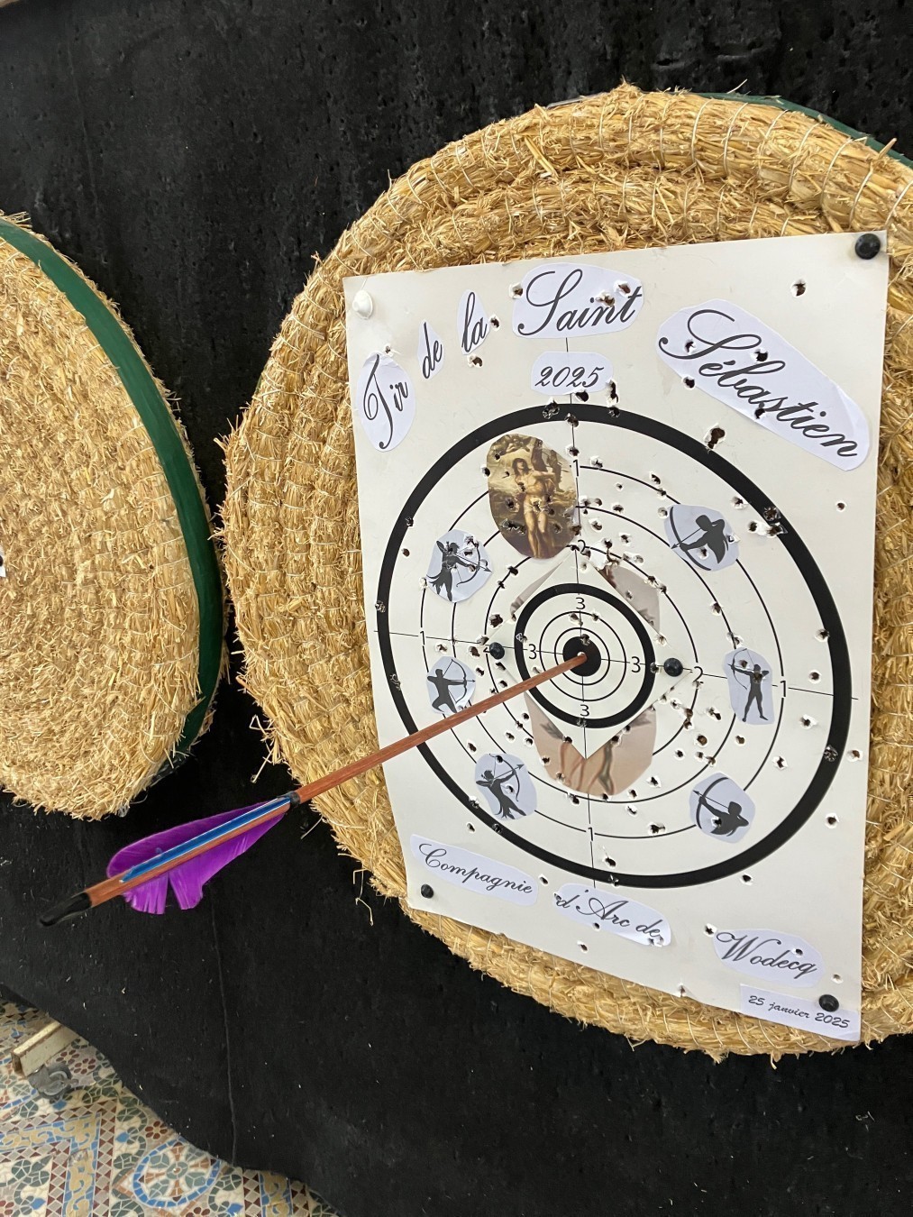 Carte beursault décoré avec des images de Saint Sébastien. Une flèche plantée sur le marmot en plein centre.