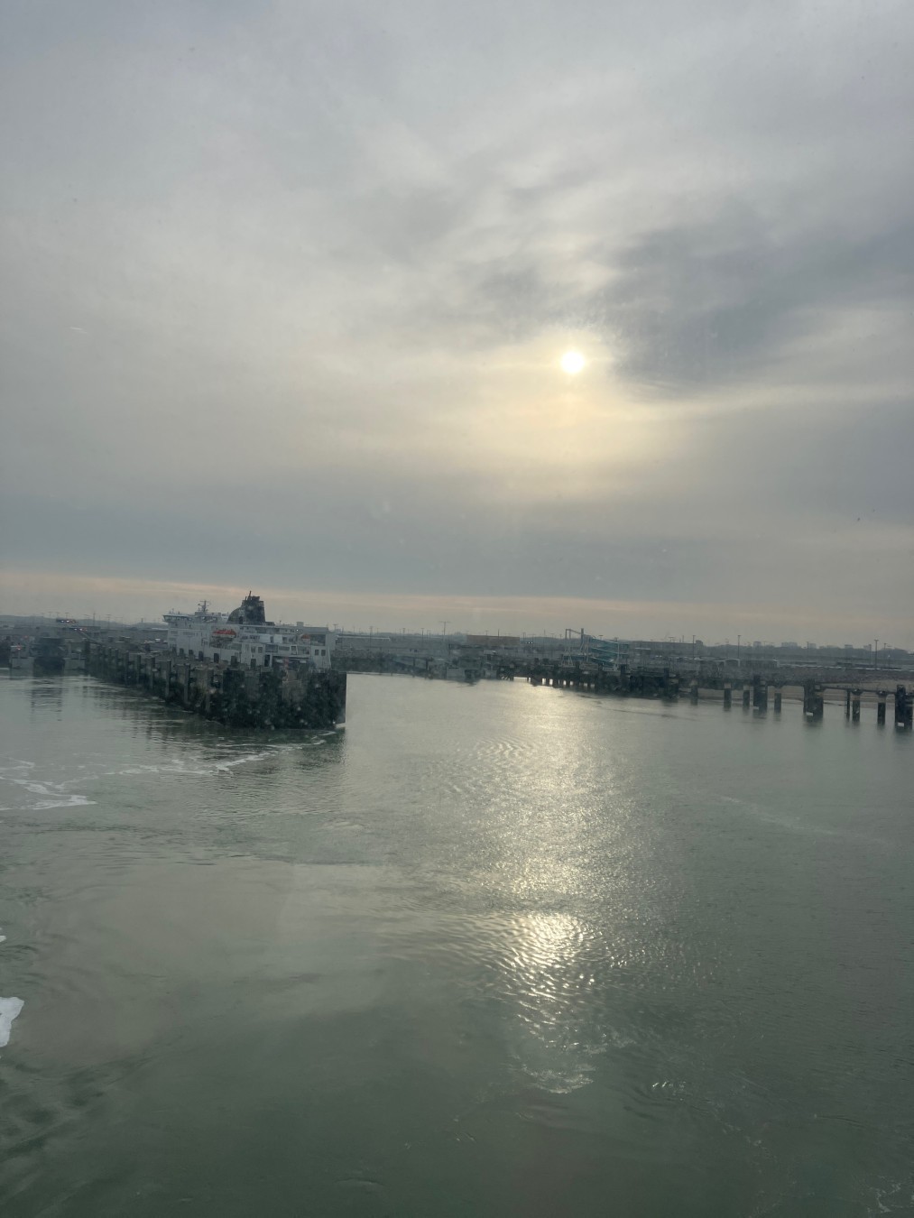 Soleil voilé. Vue sur le port. Ferry à quai. Prise de vue d’un ferry