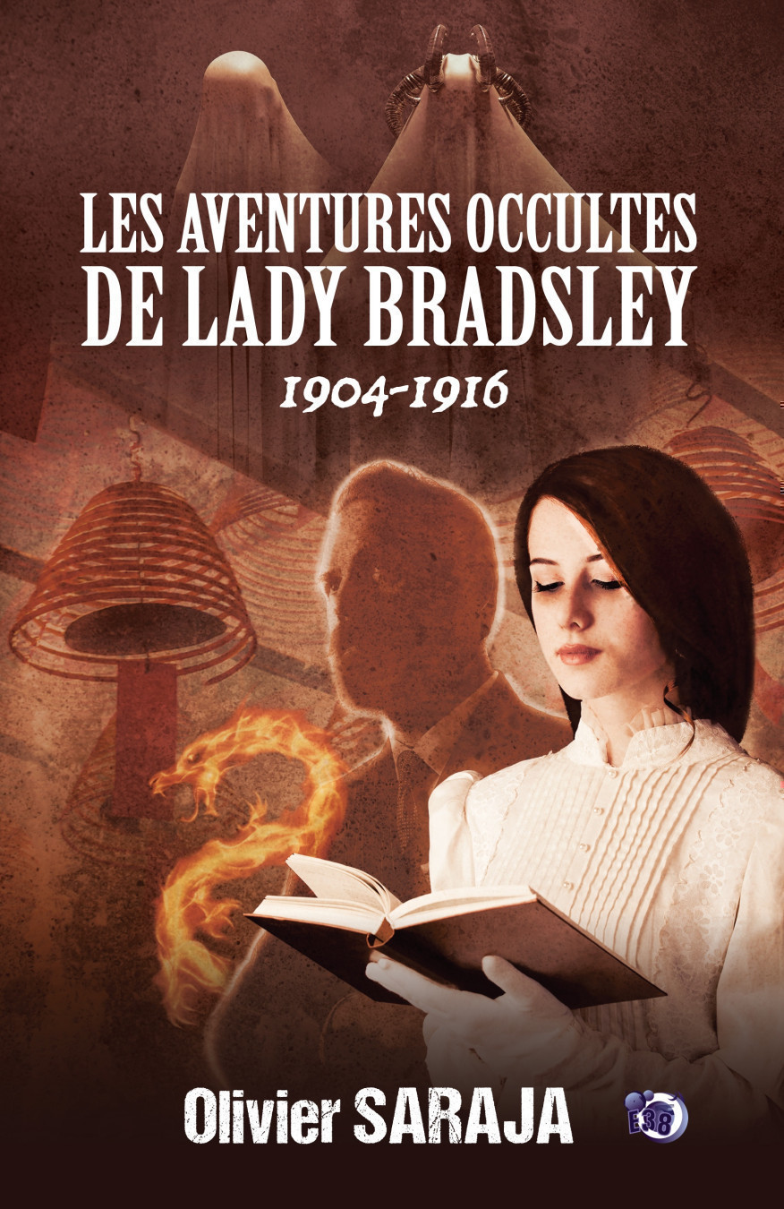 La couverture de ce roman, sur un fond mystérieux brun et ocre. Une jeune femme étudie un ouvrage tandis que le fantôme de son mari veille par-dessus son épaule. Ambiance occulte début du XXe siècle britannique.