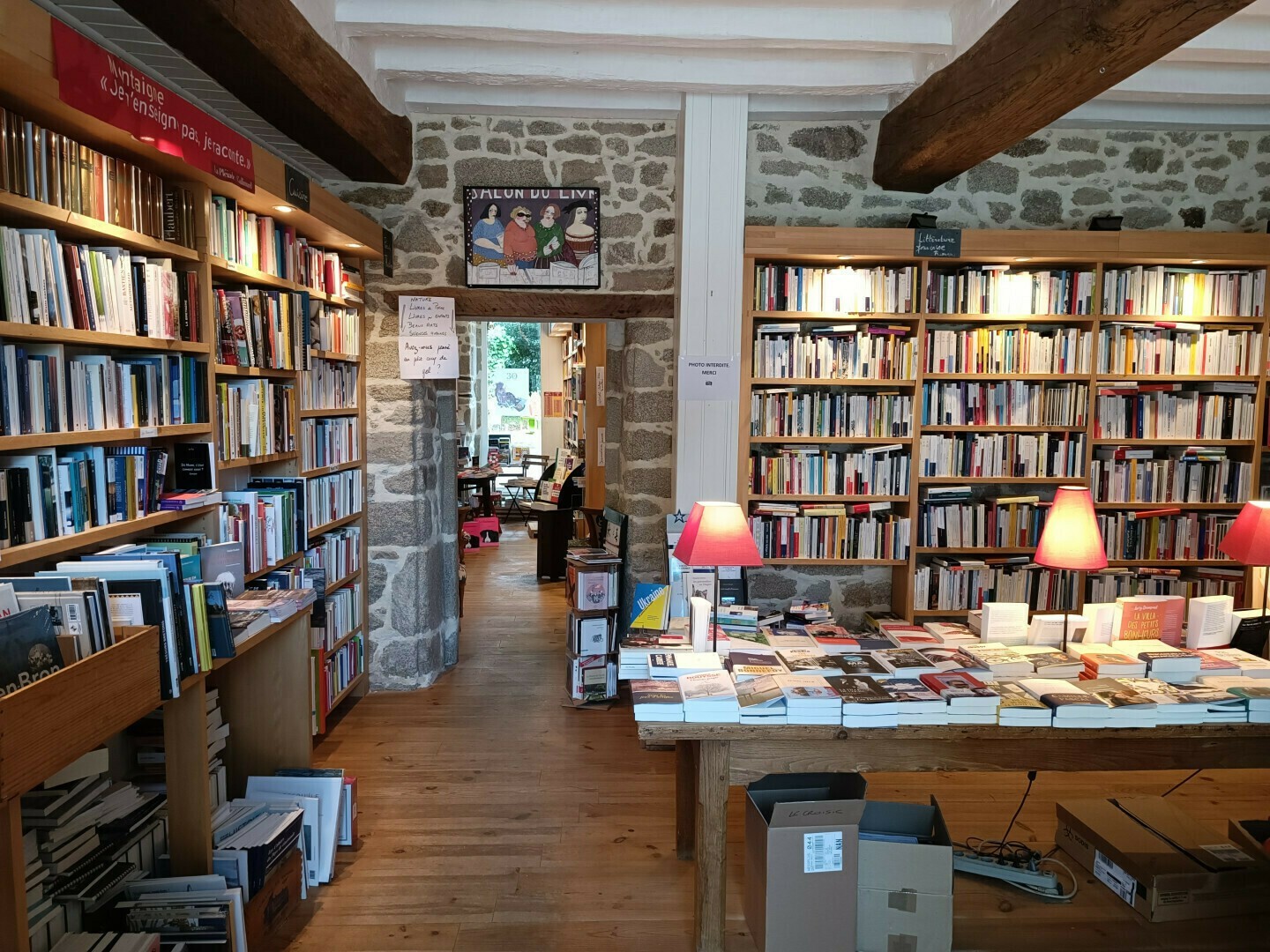 Une photo de l'intérieur de la librairie