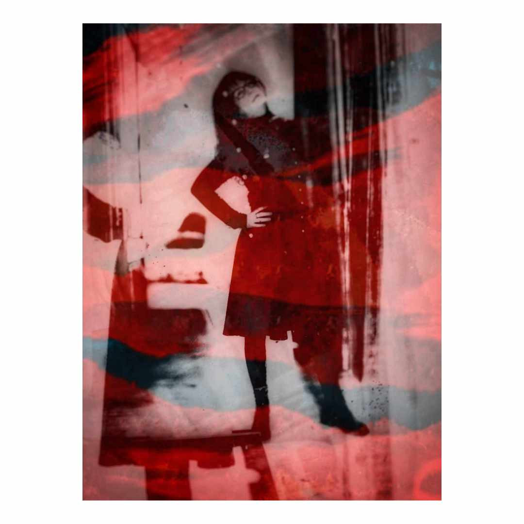 Autoportrait en double exposition, femme à lunettes, photo rouge et noir, elle lève la tête vers le ciel et semble perdue dans ses pensées