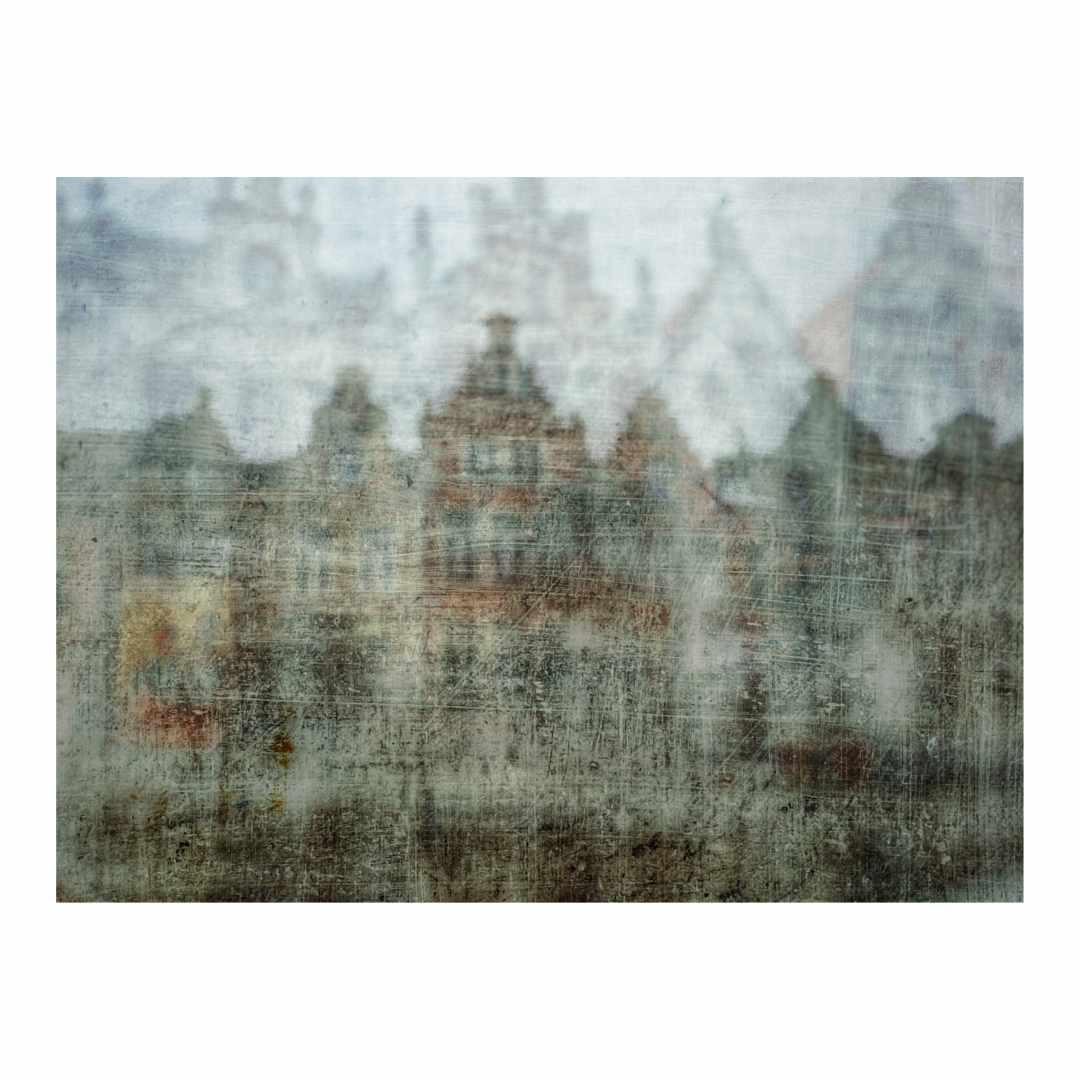 Leuven, en Belgique, dans le brouillard, photographie artistique en double exposition et en couleurs.